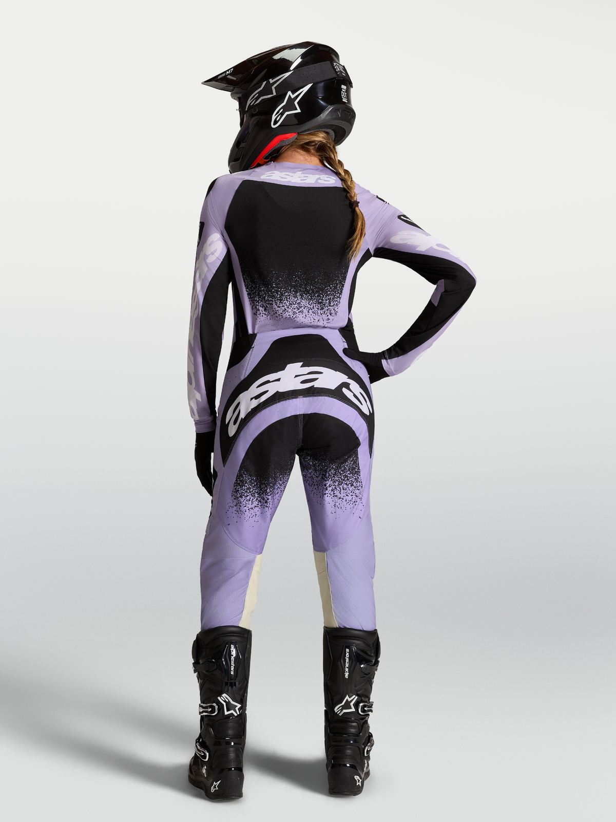 Maillot et ensemble Stella Techstar Swan Alpinestars, équipement de motocross femme, violet et noir, vue de dos sur mannequin.