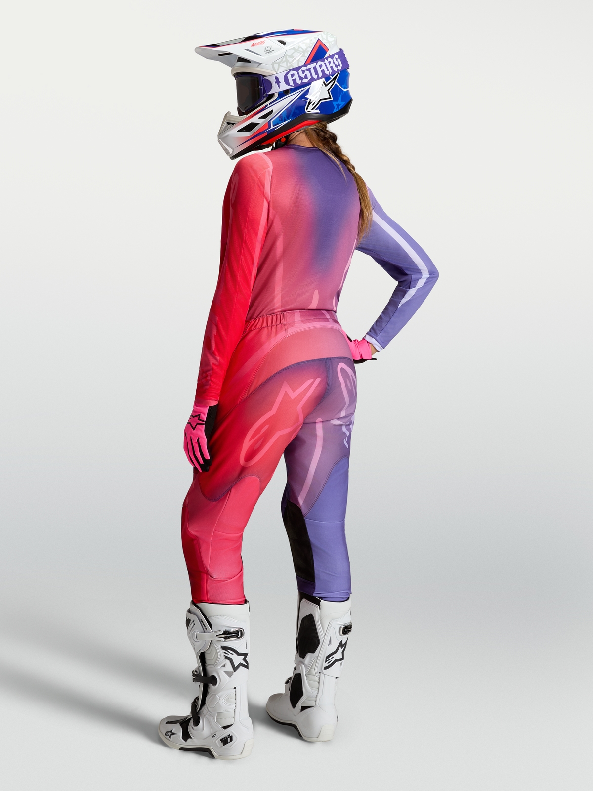 Alpinestars Stella Fluid Kepler, ensemble et pantalon de motocross pour femme, violet et rouge, portés par un mannequin