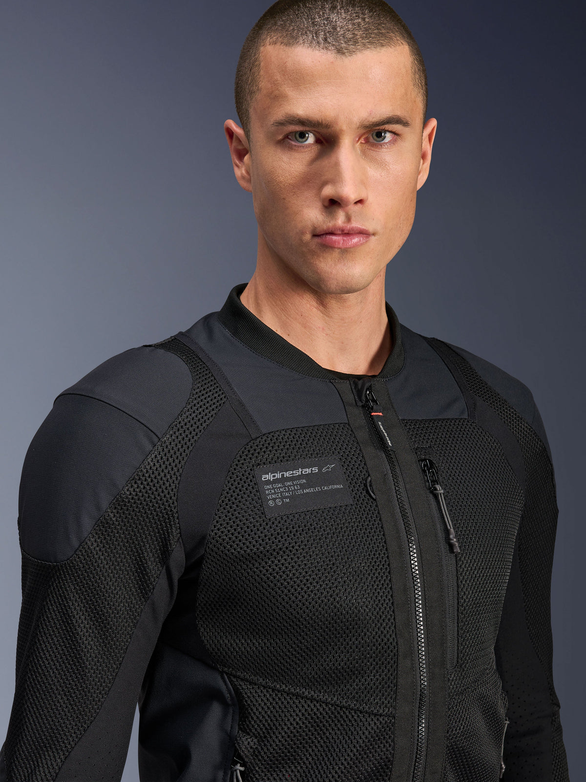 Alpinestars Troop-Air Pro Jacke, Schwarz, technische gepanzerte Air-Jacke zum Motorradfahren, Nahaufnahme zeigt 2D-Mesh-Struktur und Branding-Patch auf der Brust.