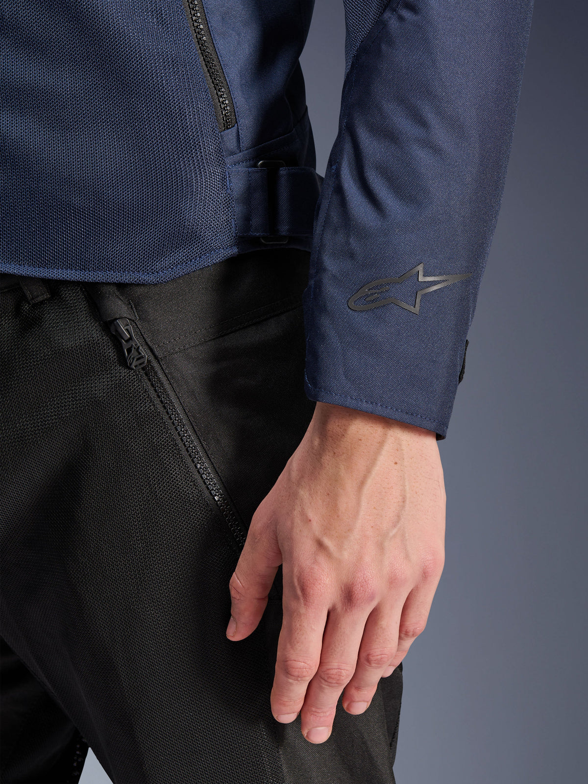 Alpinestars C-1 Air jas, heren urban motorjas, blauw, tech mesh, close-up van mouwmanchet met hitteoverdrachtlogo.