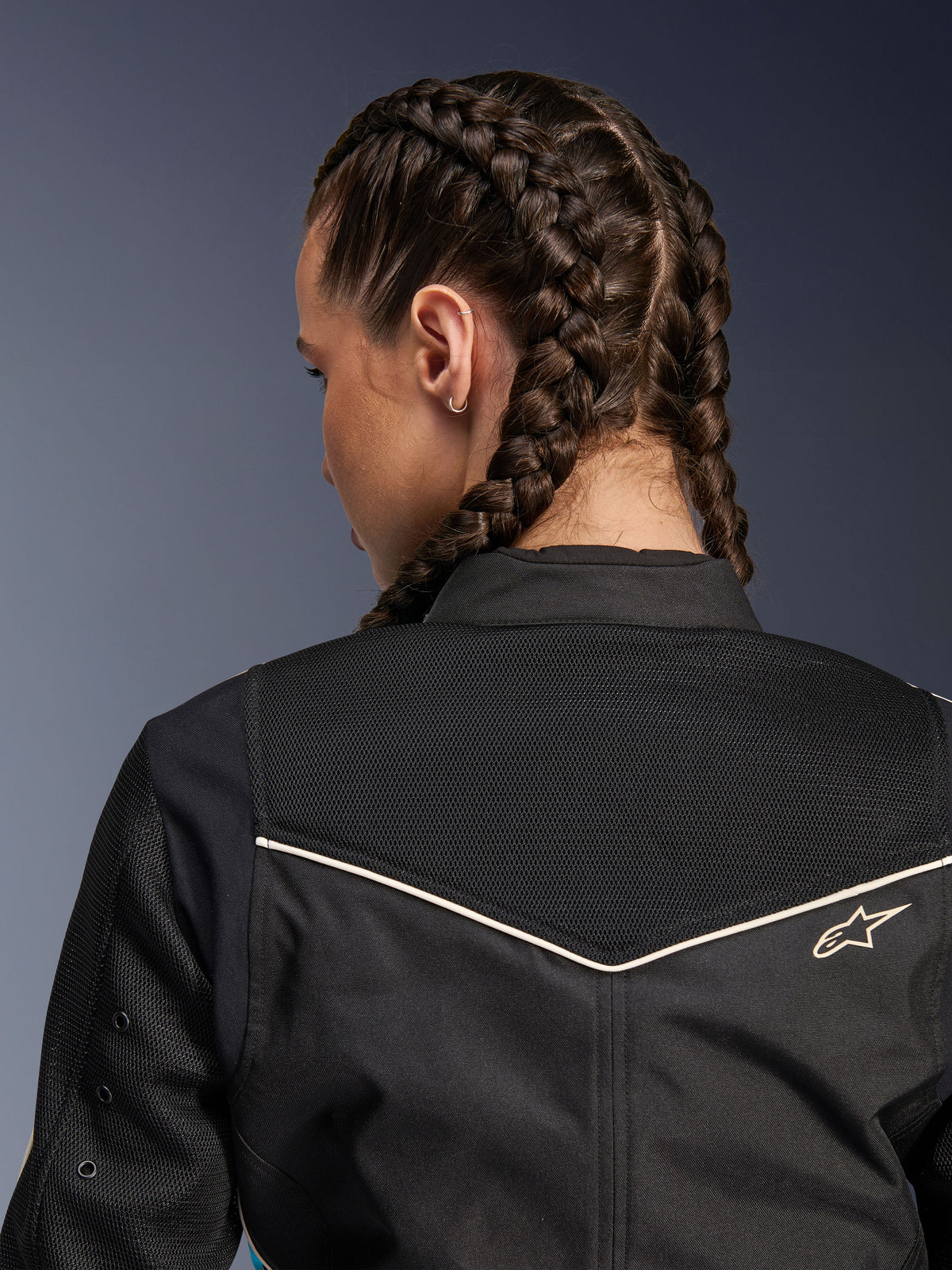 Alpinestars Stella T-Dyno Air Jacke, Damen-Motorradjacke, Schwarz mit Ecru-Akzenten, Nahaufnahme der Rückenpasse mit erweitertem 3D-Mesh zur Belüftung und einem kleinen gestickten Alpinestars-Logo.