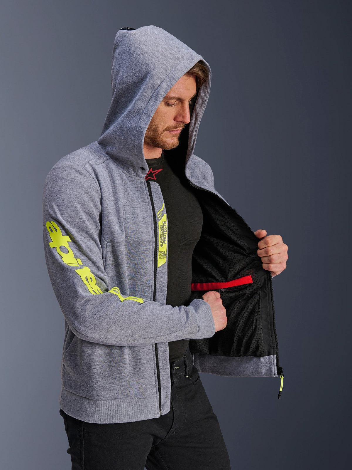Alpinestars sweat à capuche sport Chrome V2, blouson de moto urbain gris et jaune pour homme avec doublure en mesh.