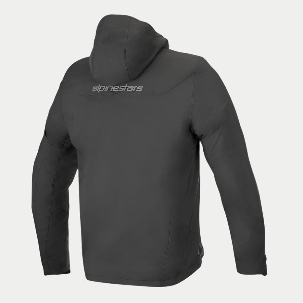 Alpinestars Veste Domino Tech, veste de moto urbaine noire en softshell avec capuche fixe et logo réfléchissant.