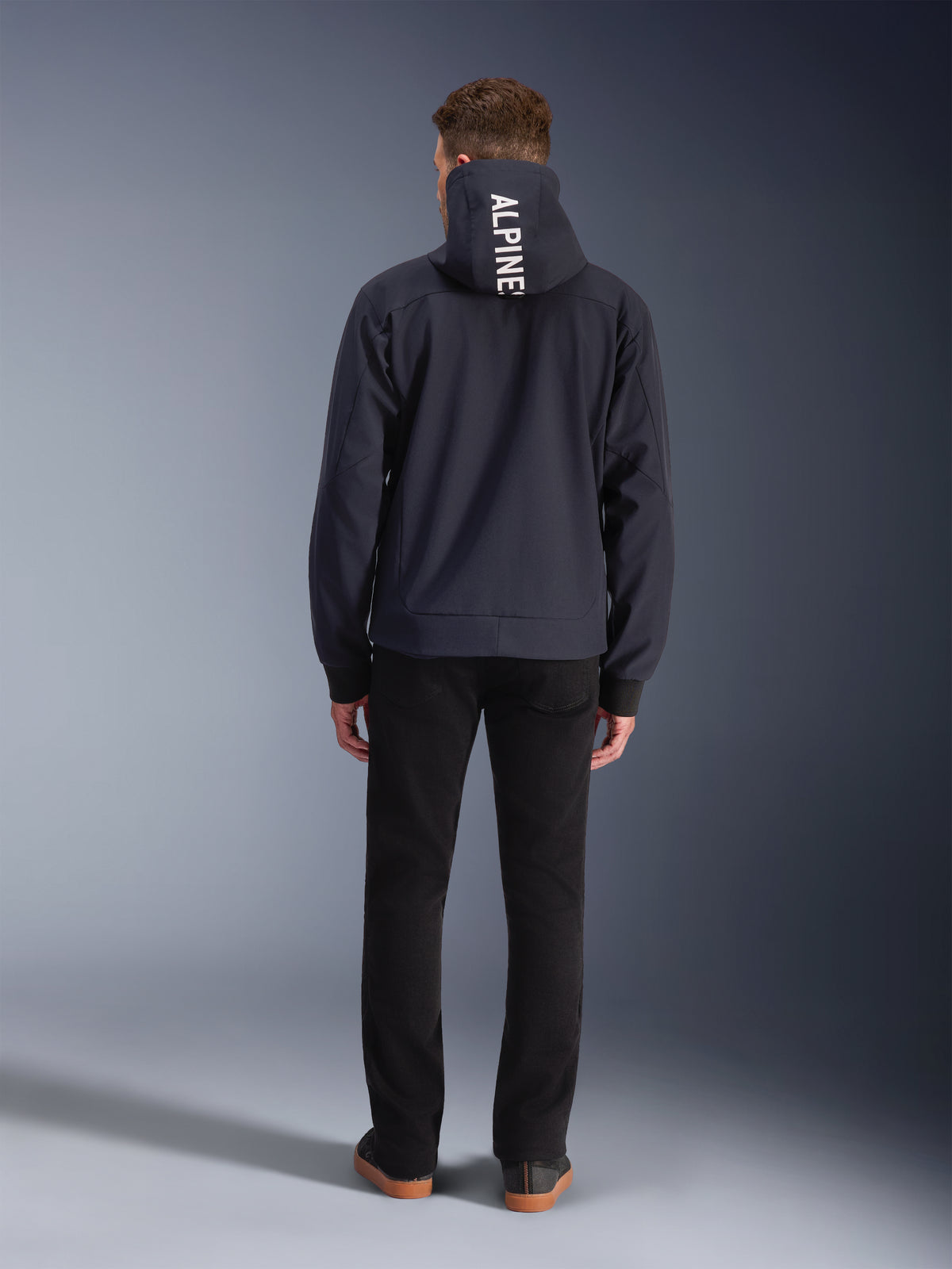 Alpinestars Radium Tech Kapuzenjacke, winddichte Urban-Motorradjacke für Herren in Schwarz mit weißem Logo auf der Kapuze.