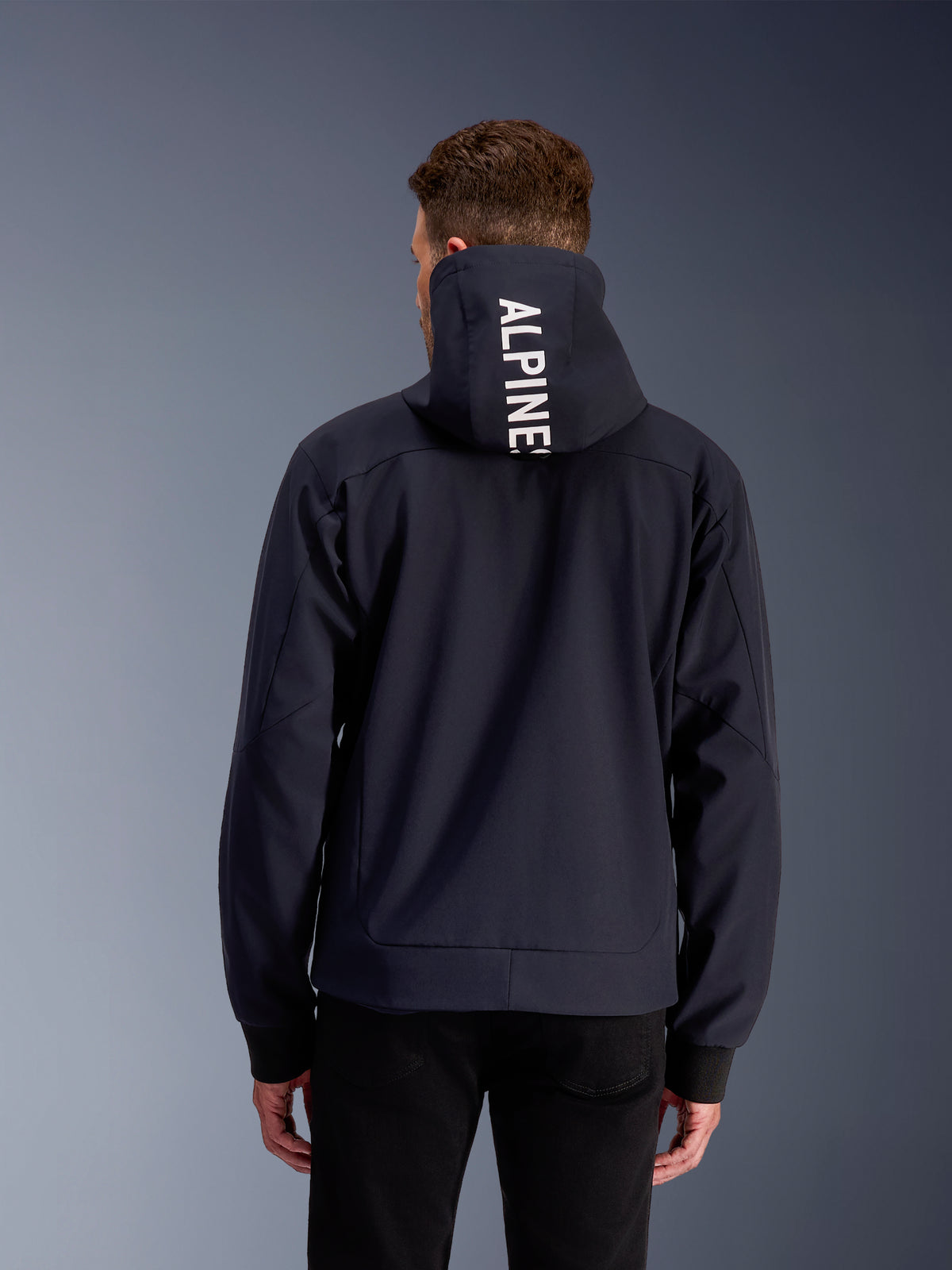 Alpinestars Radium Tech Kapuzenjacke, urbane Herren-Motorradjacke, Schwarz und Weiß, 3L-Textil, Rückansicht mit Kapuzenlogo