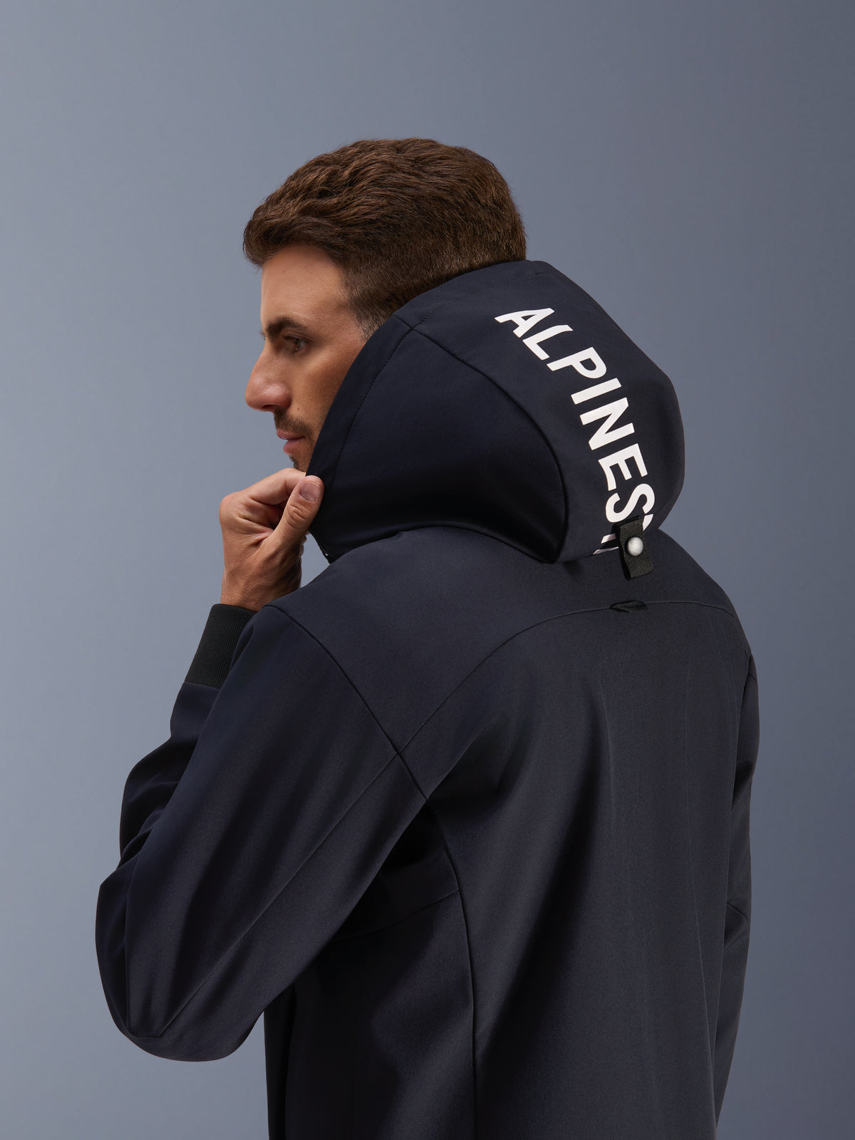 Alpinestars Radium Tech Kapuzenjacke, schwarze urbane Herren-Motorradjacke mit weißem Kapuzenlogo und winddichter 3L-Shell.