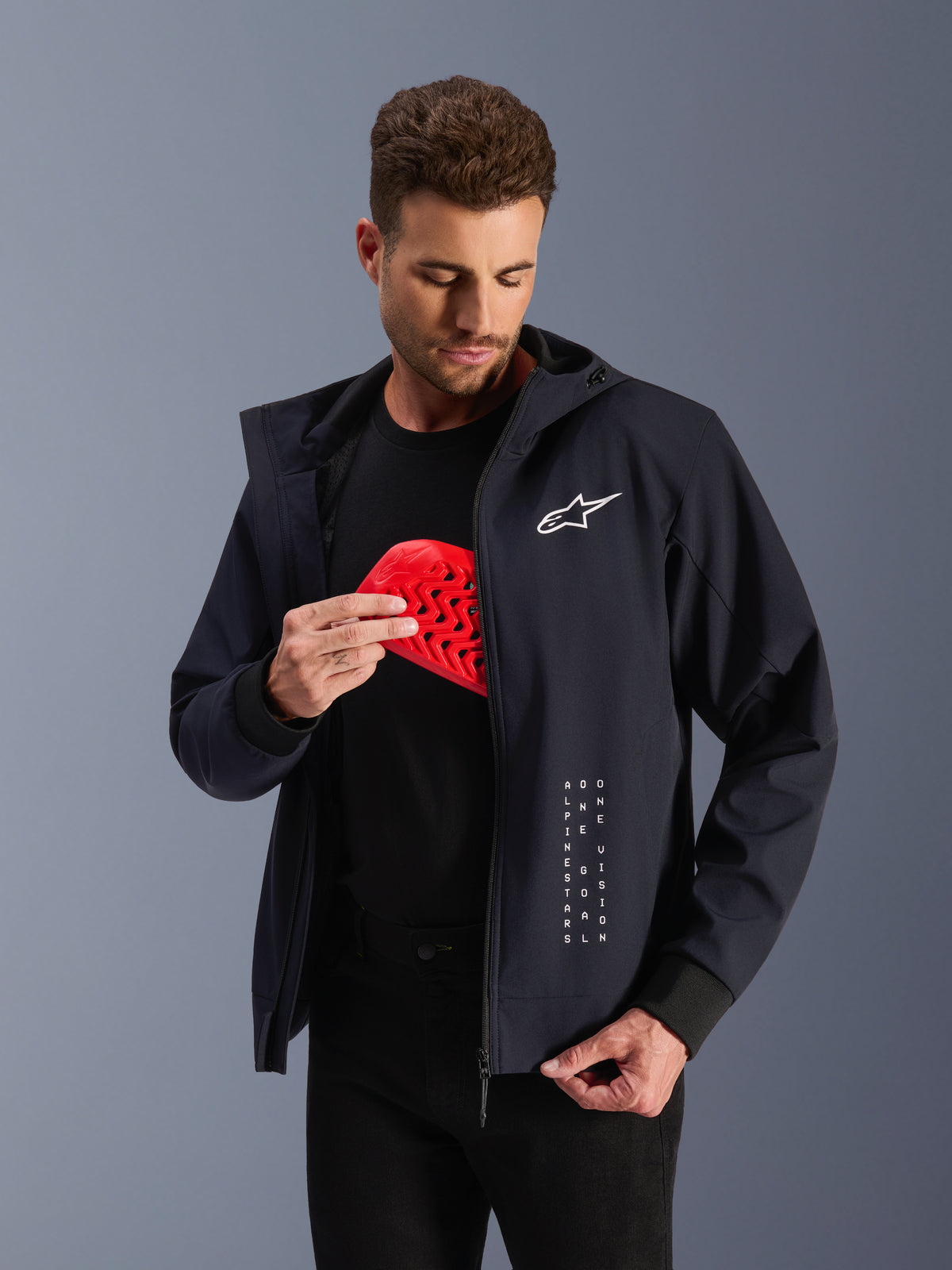 Alpinestars Radium Tech Kapuzenjacke, schwarze Motorradjacke für Herren mit rotem Nucleon Flex Plus Protektoreinsatz.