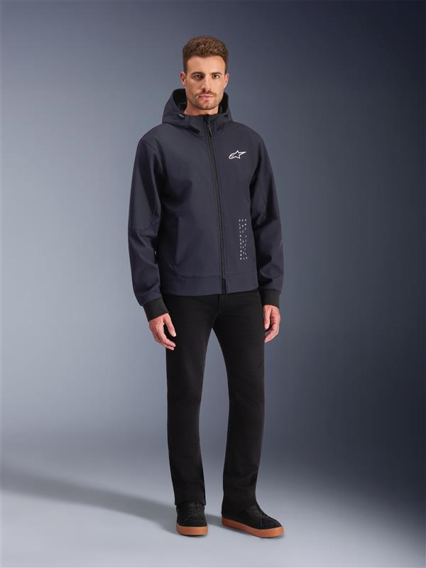 Alpinestars Radium Tech Kapuzenjacke, urbane Motorradjacke, Schwarz und Weiß, winddicht, Tech-Air® Ready, getragen am Model.