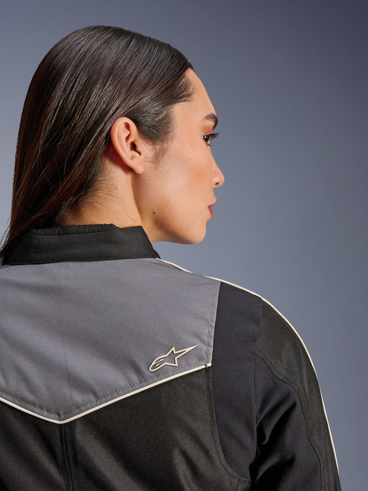 Veste Alpinestars Stella T-Dyno WR, veste de moto pour femme, noir, gris foncé et écru, vue rapprochée du dos au niveau de l'épaule et de l'empiècement avec panneau gris et logo étoile écru, équipement de conduite d'inspiration vintage