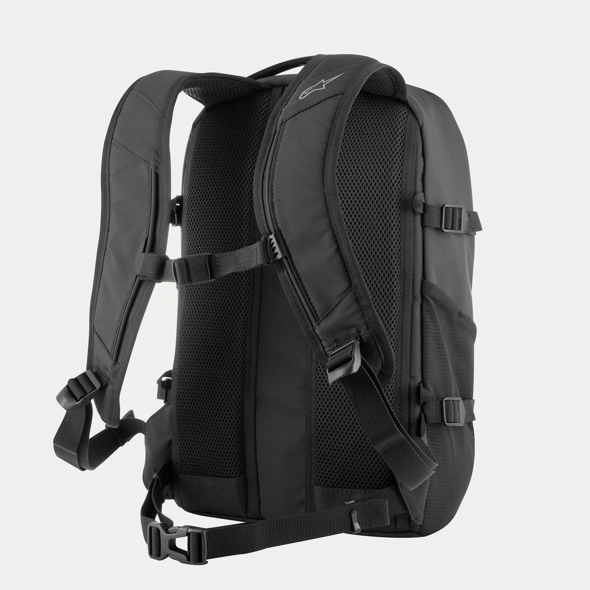 Alpinestars AMP3-rugzak, technische motorrugzak, zwart, achteraanzicht met 3D-mesh rugpaneel, verstelbare gewatteerde schouderbanden met magnetische borstsluiting en taillebanden, compressiegespen aan de zijkant, duurzaam ontwerp van poly-stof