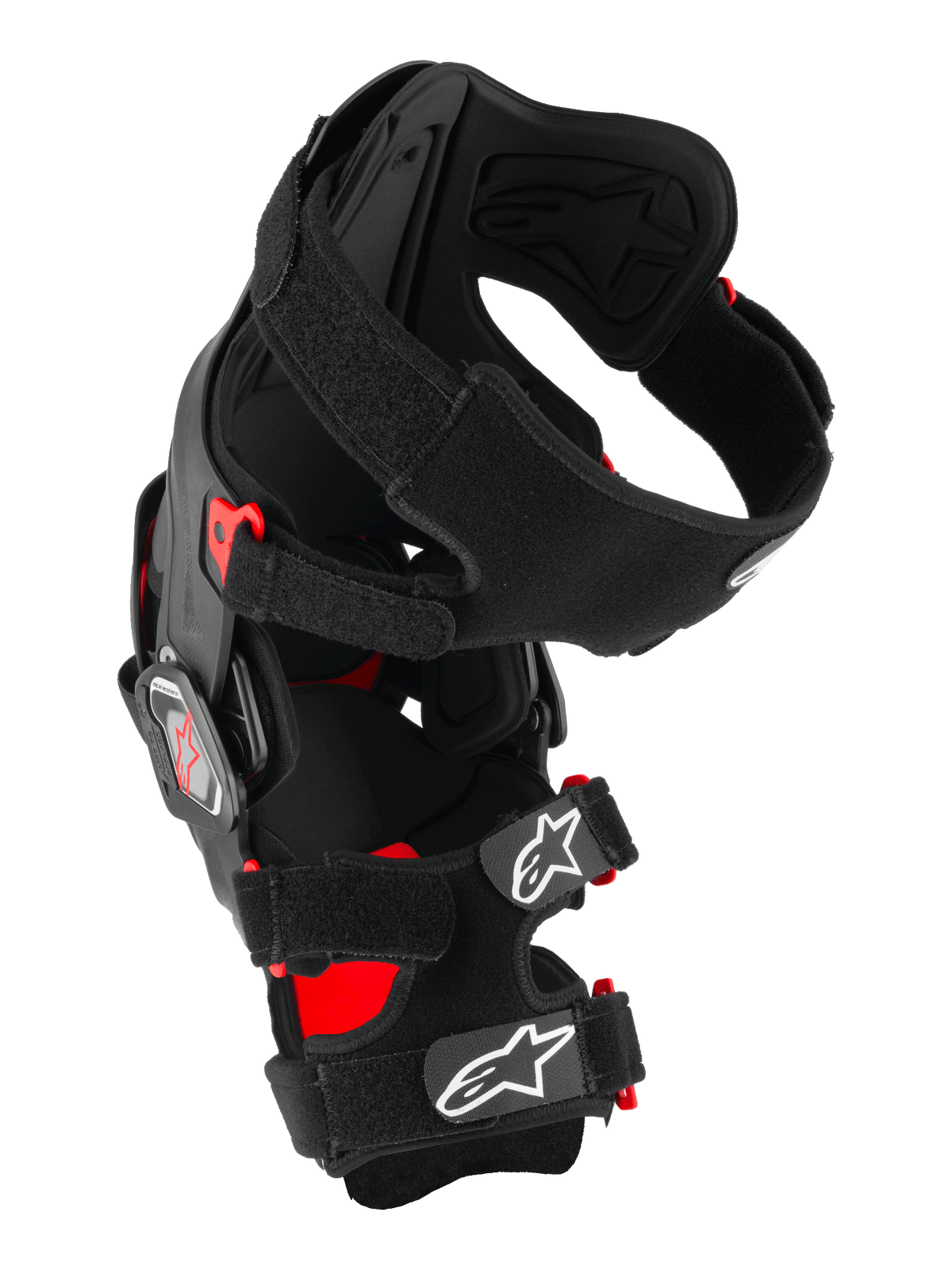 Alpinestars RK-7 Plasma kniebrace, motocross kniebeschermer, zwart en rood, zijaanzicht met het asymmetrische vezelversterkte frame, vierpuntscharniersysteem en gevoerde X-banden met witte Astar-logo's