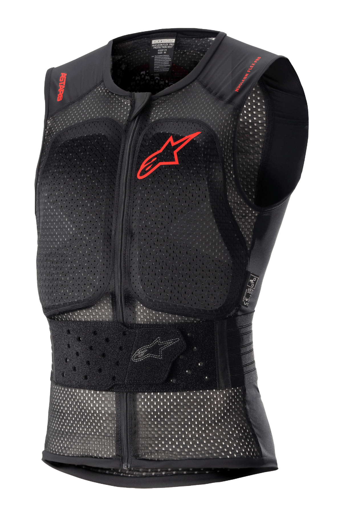 Alpinestars Nucleon Flex Pro beschermingsvest, zwart mouwloos motorvest, geperforeerd mesh-chassis voor ventilatie, rood Alpinestars-logo op de borst en rode tekst op de schouders, verstelbare elastische tailleband, ritssluiting aan de voorzijde, CE Level 2 gecertificeerde rug- en borstbescherming