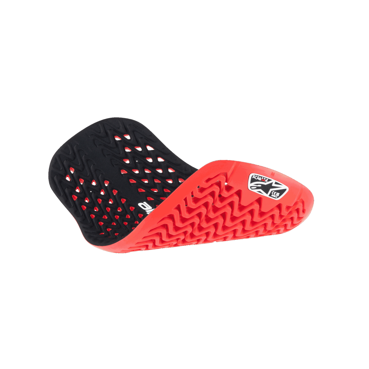 Alpinestars Nucleon Plasma Rugbeschermer Inzetstuk, rood en zwart, getoond in een gevouwen positie om flexibiliteit te benadrukken, met een geperforeerde zwarte binnenkant en een getextureerde rode buitenkant met een zigzagpatroon en wit Alpinestars-logo, lichtgewicht en geventileerde motorbescherming