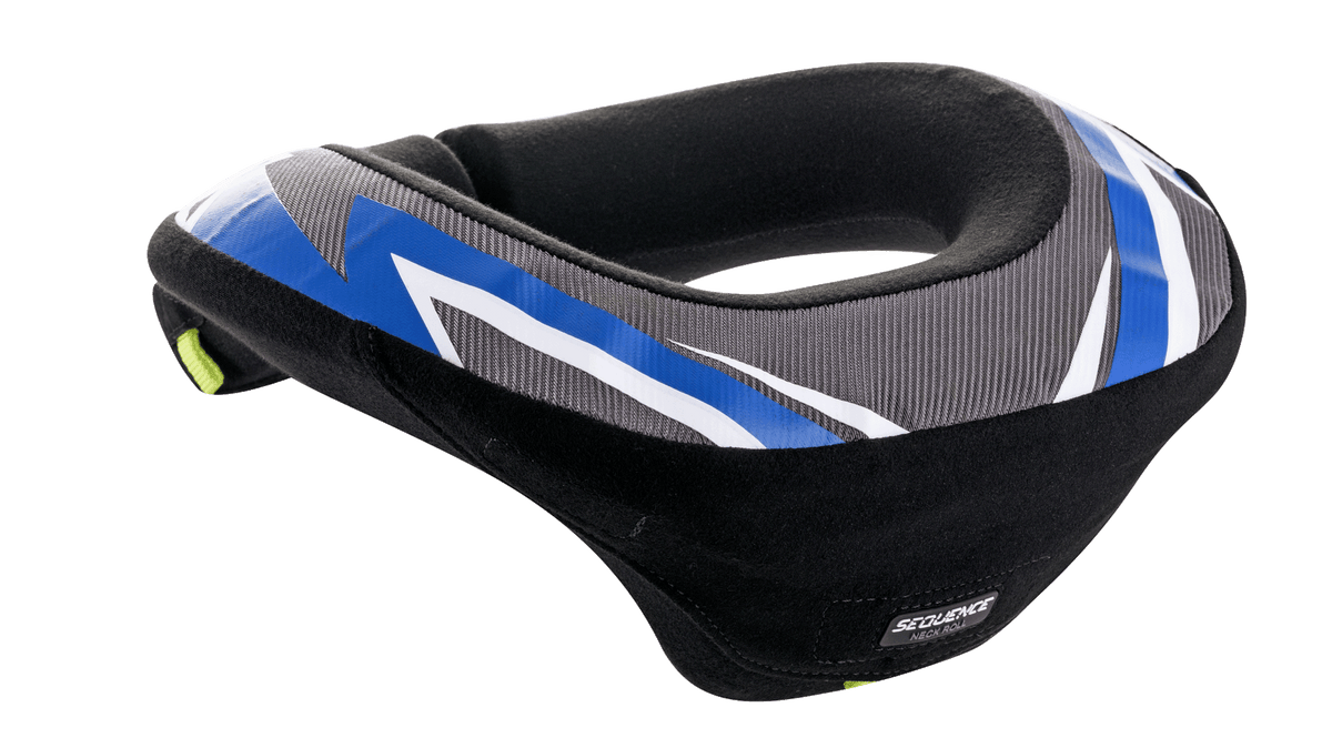 Alpinestars Youth Sequence Nackenrolle, Nackenprotektor, Schwarz, Anthrazit und Blau, ergonomisches Design mit verlängertem Heck für Stabilität, graue strukturierte Einsätze mit blau-weißen Grafikakzenten, weiches schwarzes Innenfutter, entwickelt für die Sicherheit von Jugendlichen beim Motocross und Kartsport