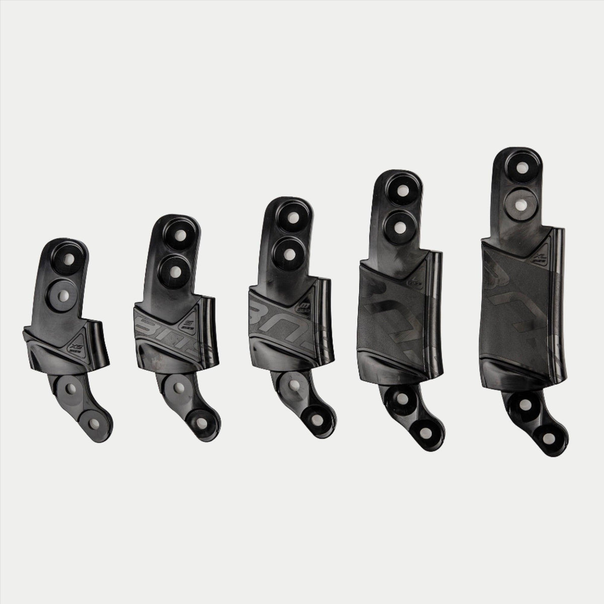 Kit d'adaptateurs de taille BNS Alpinestars, accessoire de support cervical et de casque, cinq pièces d'adaptation en plastique noir de tailles graduées, design modulaire pour ajustement précis avec trous de fixation et logo texturé, coloris noir uni