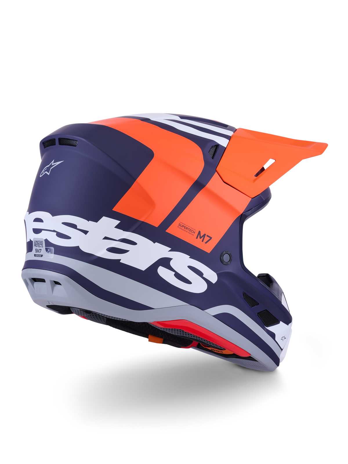 Alpinestars S-M7 Core helm, motorcrosshelm, mat oranje en blauw, achter-zijaanzicht met opvallende witte Alpinestars-branding op de achterkant, feloranje vizier, aerodynamische composietschaal met grijze accenten, professionele off-road racebescherming