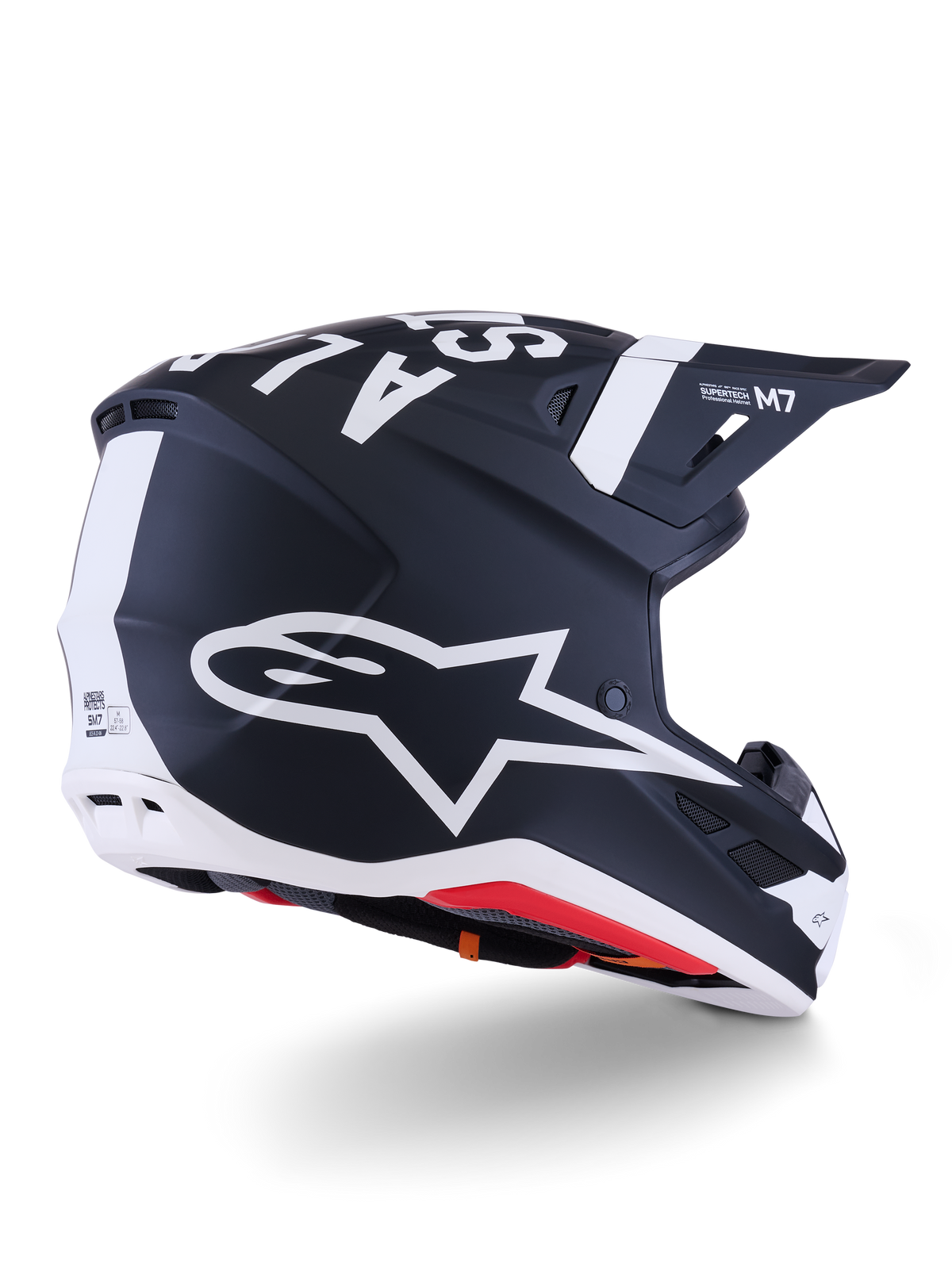 Alpinestars S-M7 Dasher Helm, Motocross-Helm, Mattschwarz und Weiß, Dreiviertel-Rückansicht mit großem weißen A-Star-Logo auf der Seite, markantes weißes Branding auf der Oberseite, aerodynamisches Schalendesign mit sichtbaren Belüftungsöffnungen und roter Polsterung.
