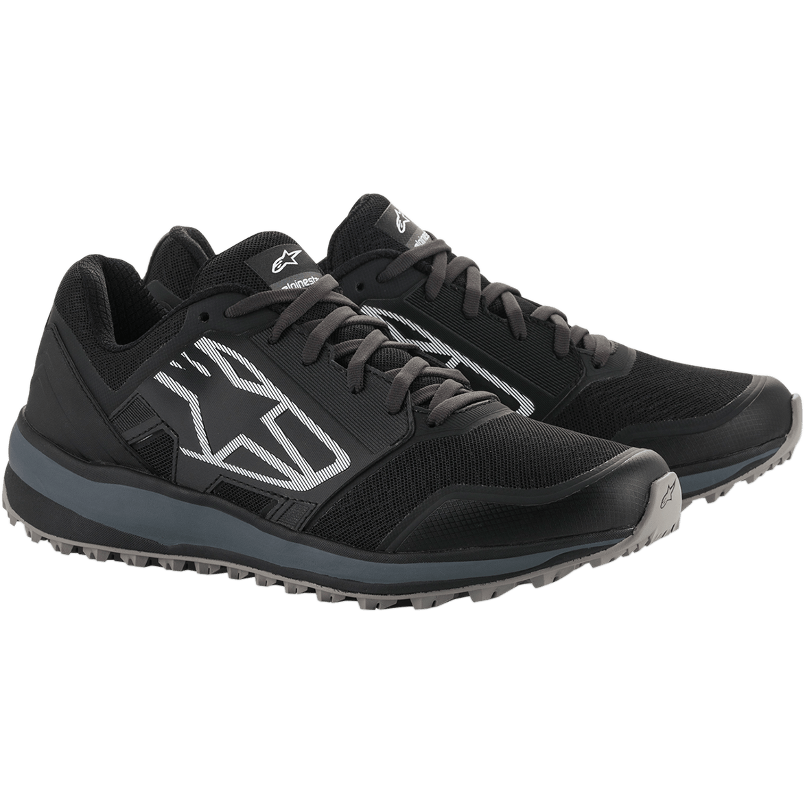Alpinestars Meta Trail schoenen, prestatie hardloopschoenen, zwart en donkergrijs, groot wit gestreept Astars-logo op de zijkant, vetersluiting met een robuuste grijze zool, ontworpen voor comfort de hele dag door in de paddock