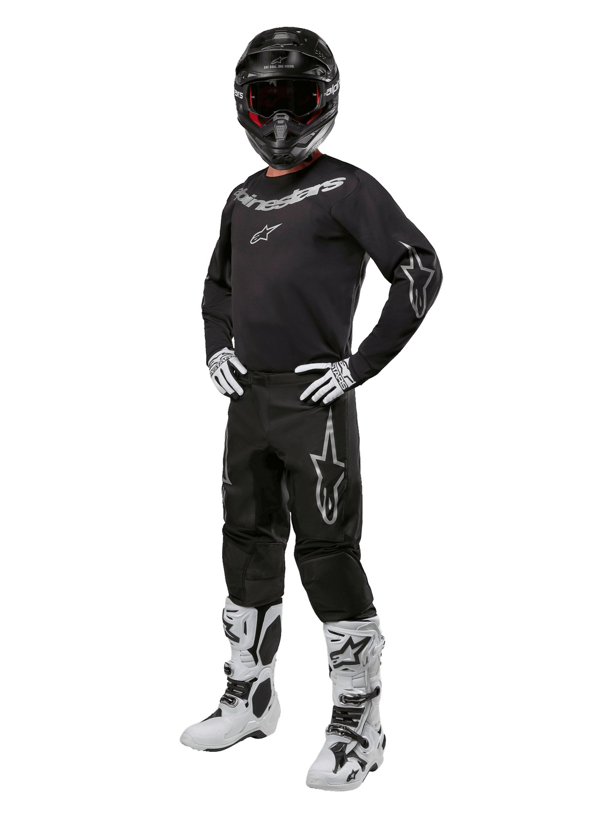 Alpinestars 2024 Fluid Graphite Gear Set, tenue de motocross complète, noir avec logos gris et blancs, comprenant un maillot et un pantalon portés avec un casque noir assorti, des gants et des bottes blancs et noirs, conçu pour la protection tout-terrain