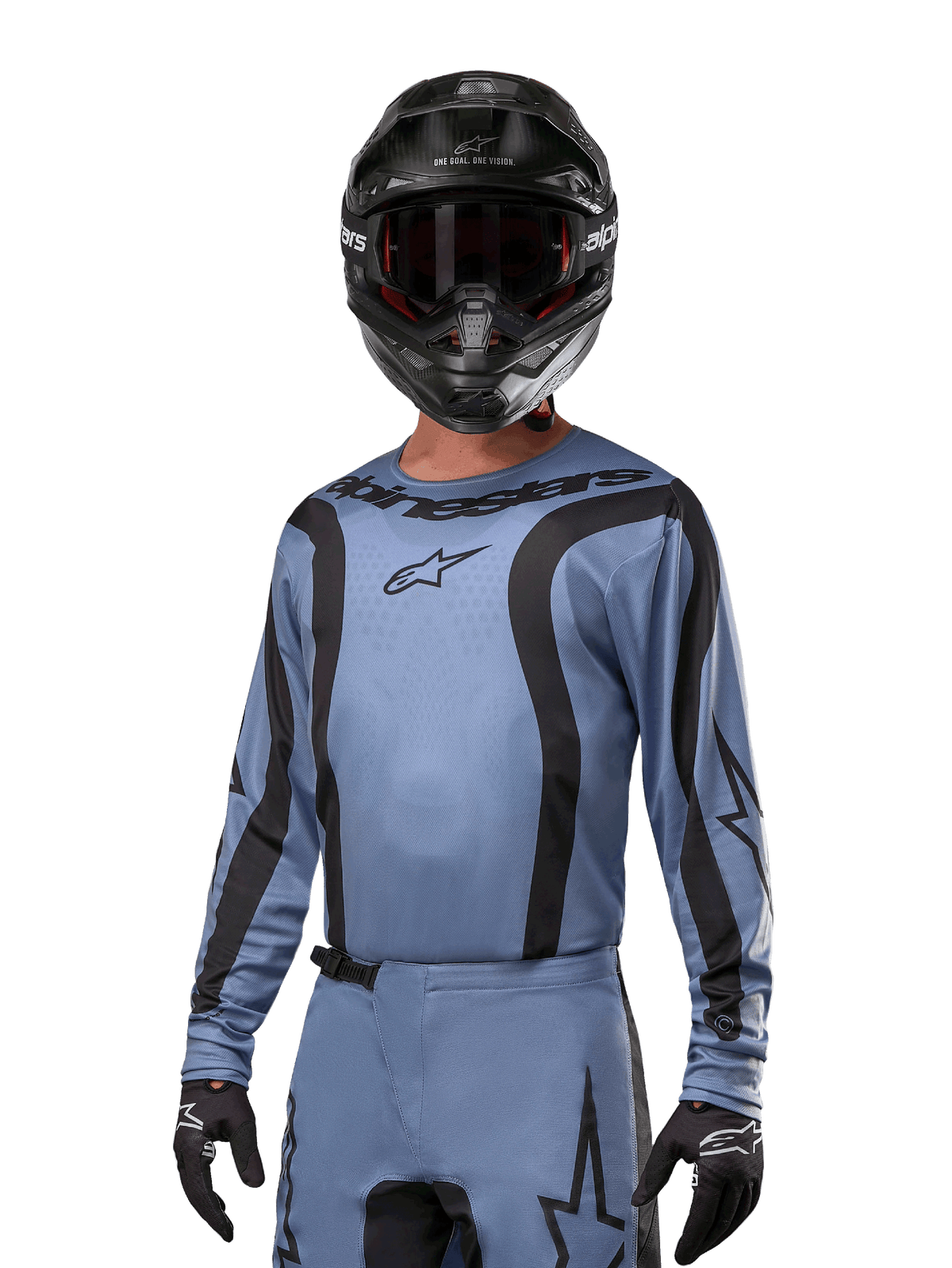 Pilote de motocross portant le maillot Alpinestars 2024 Fluid Lurv, bleu clair et noir, associé à un casque et des lunettes noirs, avec des motifs graphiques noirs et le logo étoile Alpinestars, équipement de performance athlétique pour la course tout-terrain.