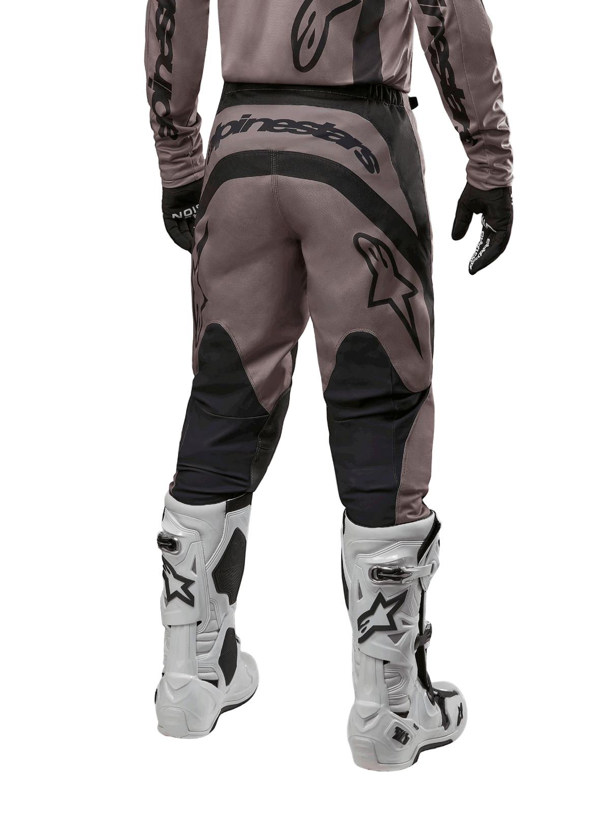 Alpinestars 2024 Fluid Lurv Hose, Motocross-Hose, Mud Black, Rückansicht mit großem schwarzem Alpinestars-Logo auf dem Gesäß und schwarzen Wadenpaneelen, getragen mit weiß-schwarzen Motocross-Stiefeln und passendem Jersey.