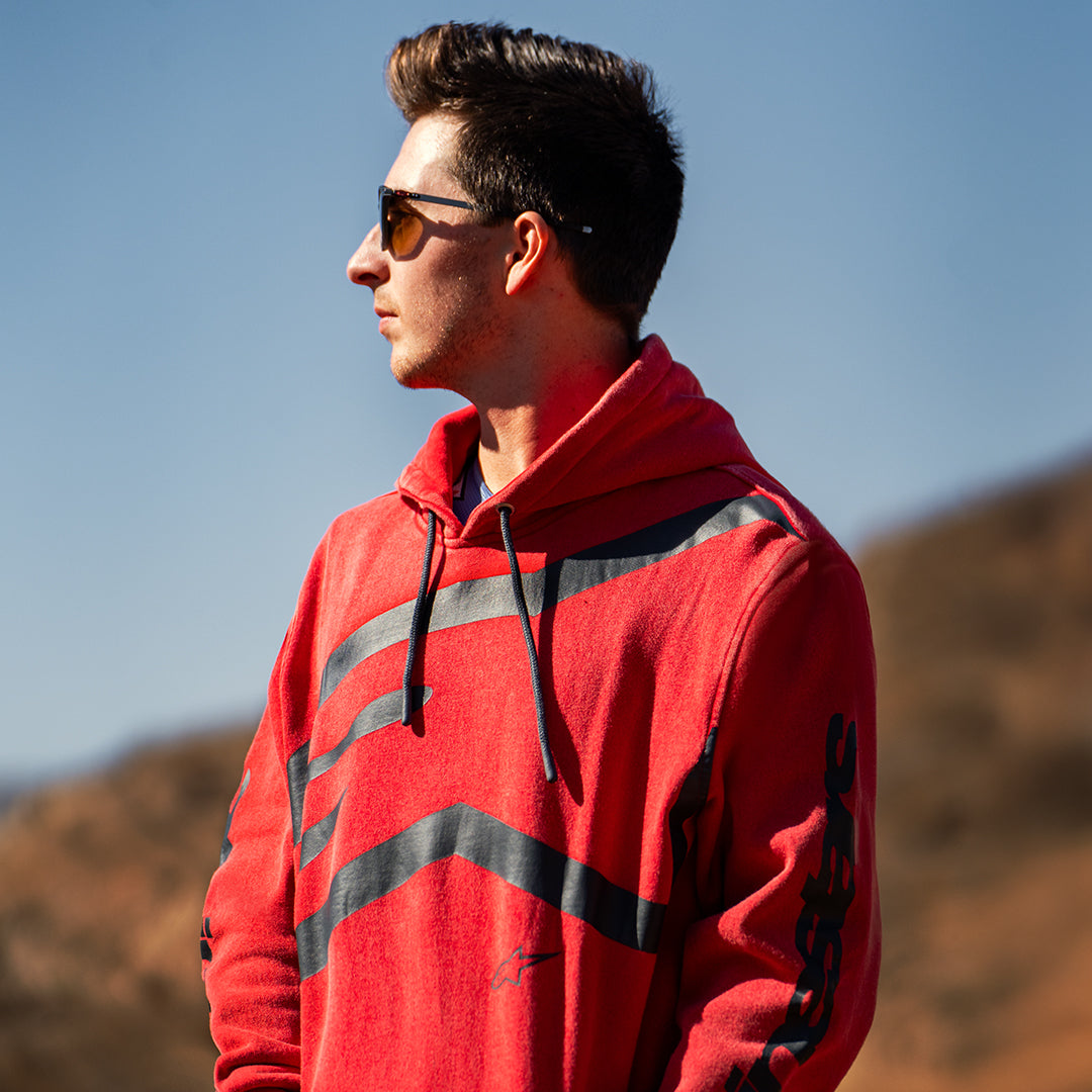 Alpinestars Unbound Hoodie, rode kledinggeverfde fleece, voorzien van een extra groot zwart logo op de borst en Alpinestars-woordmerk op de mouwen, capuchon met trekkoord, casual motorsport-geïnspireerde streetwear