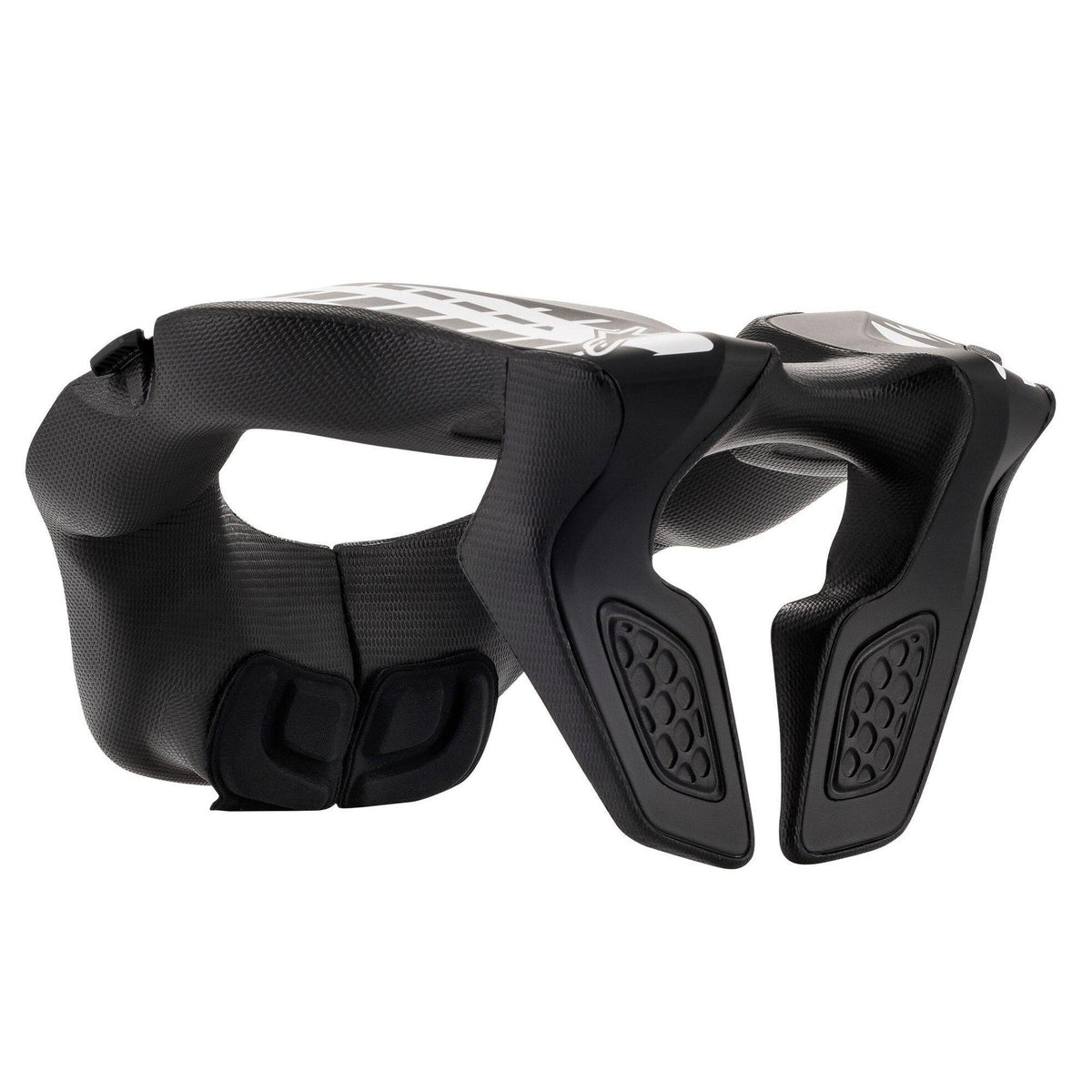 Alpinestars Youth Neck Support, motorcross nekbeschermer, zwart en wit, voorzien van een voorgevormd polymeer frame met getextureerde EVA-schuimvulling, wit Alpinestars-logo op de bovenzijde, achterstabilisatiesysteem, ontworpen voor off-road bescherming voor jongeren