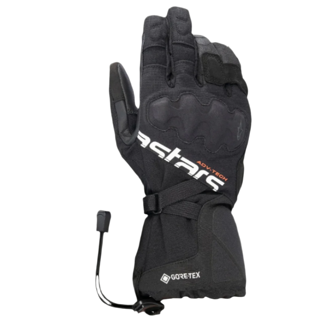 Alpinestars XT-5 GORE-TEX handschoenen, zwarte motorhandschoenen, met witte Astars-branding en oranje ADV-TECH tekst, lange manchet met bedekte knokkelbescherming, GORE-TEX logo en schokkoord sluiting, adventure touring uitrusting