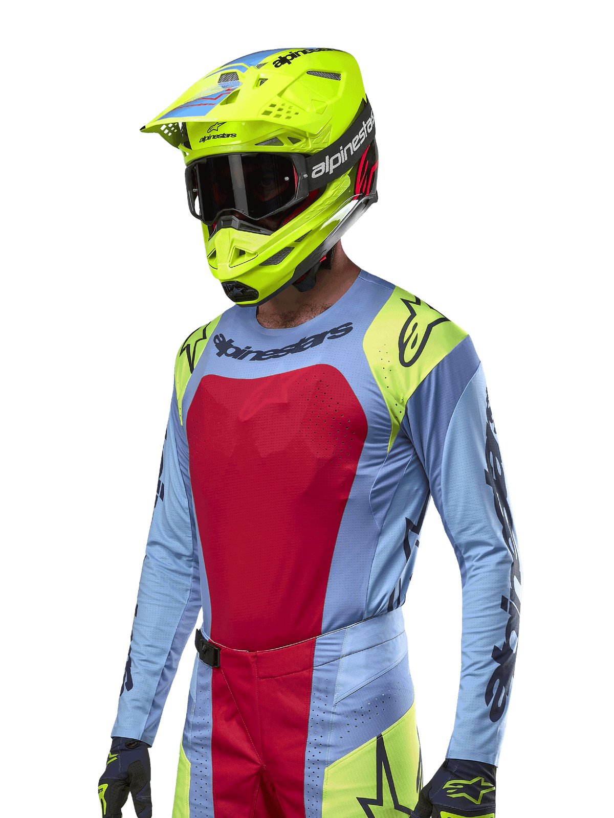 Maillot Alpinestars Techstar Ocuri 2024, maillot de motocross, bleu clair avec des accents rouges et jaune fluo, porté avec un casque jaune fluo assorti et des lunettes noires, logos Alpinestars noirs sur la poitrine et les épaules, design athlétique inspiré de la course pour la performance tout-terrain