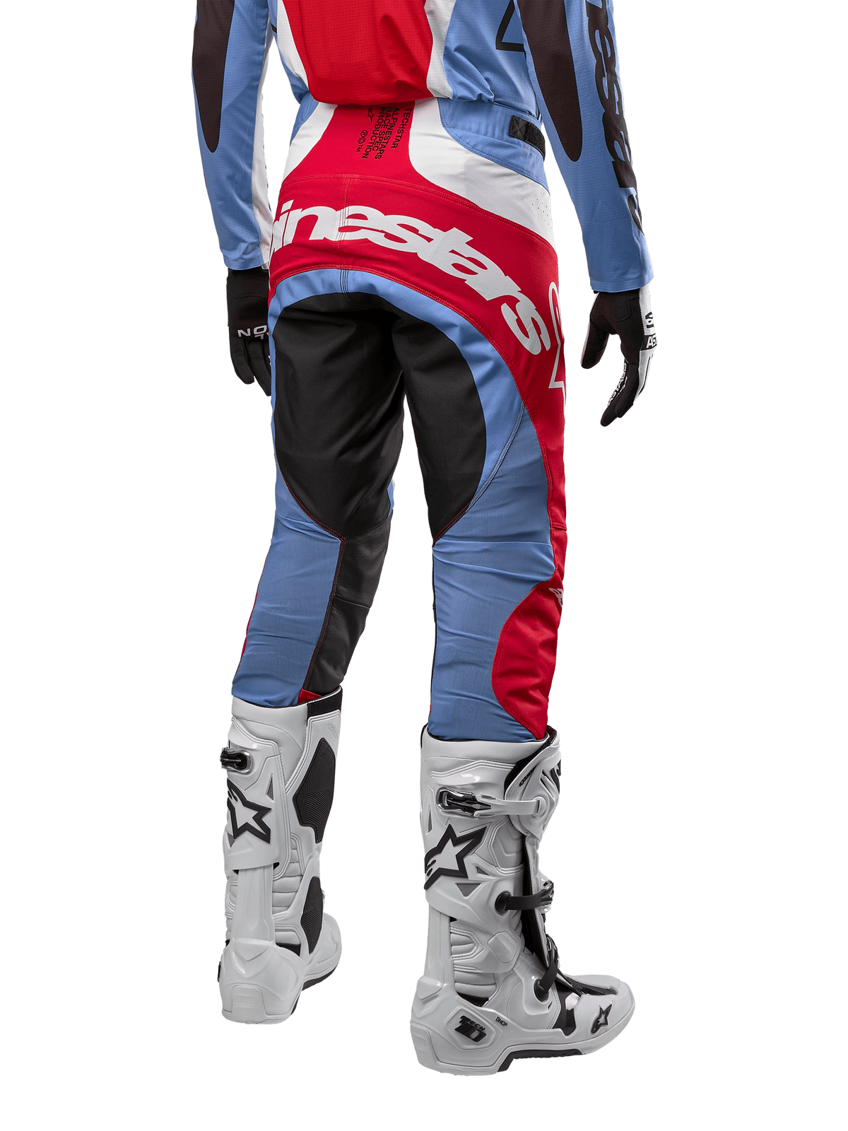 Alpinestars 2024 Techstar Ocuri Pants, pantalon de motocross, bleu clair, rouge Mars et blanc, vue arrière mettant en évidence le grand logo Alpinestars rouge sur l'assise, porté avec des bottes de course blanches et un maillot assorti.