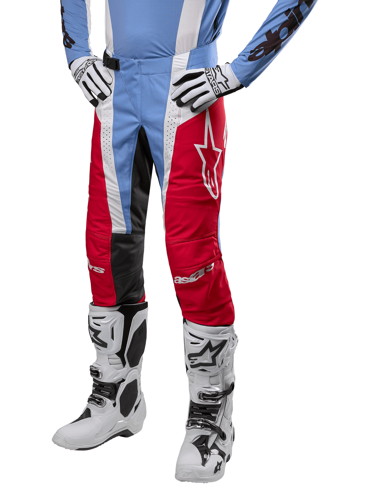 Alpinestars Techstar Ocuri Pants 2024, pantalon de motocross, bleu clair, rouge Mars et blanc, porté avec un maillot bleu clair et des bottes blanches, avec logo étoile sur la cuisse et genoux renforcés, équipement de course tout-terrain complet