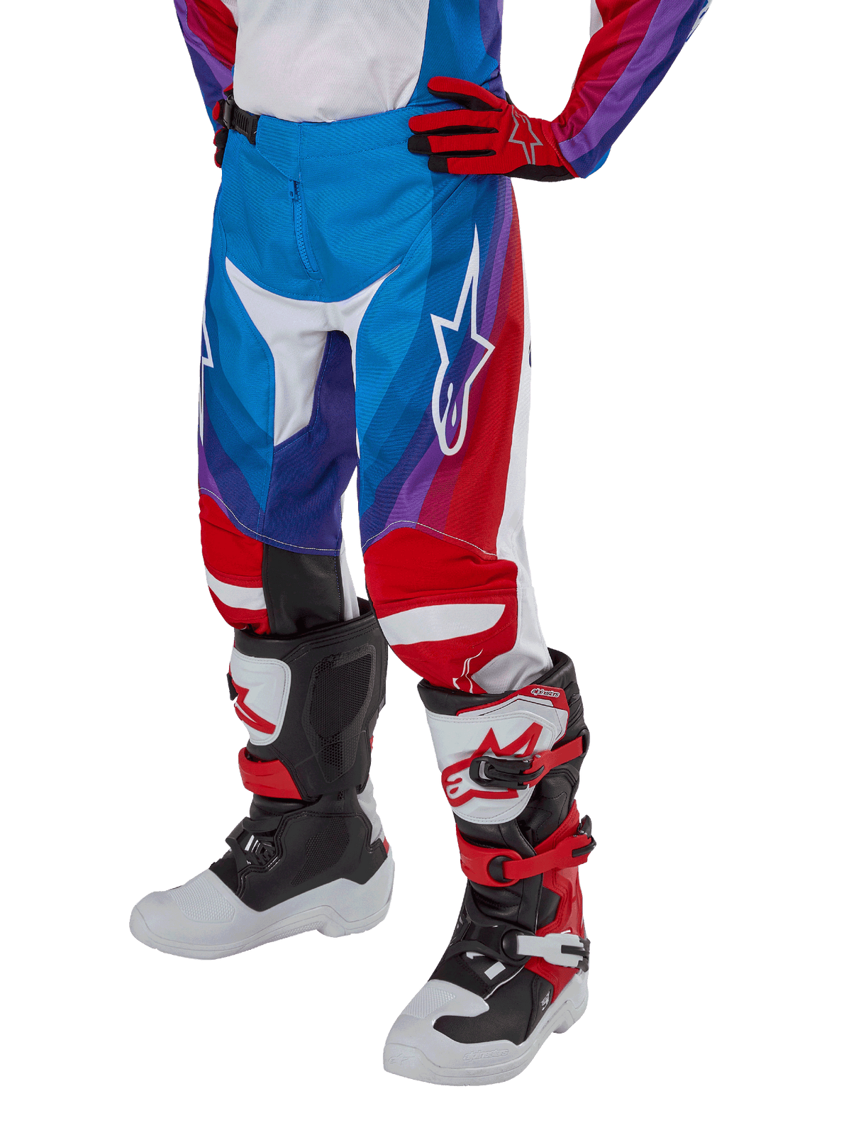 Alpinestars Youth 2024 Racer Pneuma Pants, pantalon de motocross, bleu, rouge et blanc, porté avec des gants et des bottes assortis, avec un logo étoile blanc sur la cuisse, design sportif pour le tout-terrain