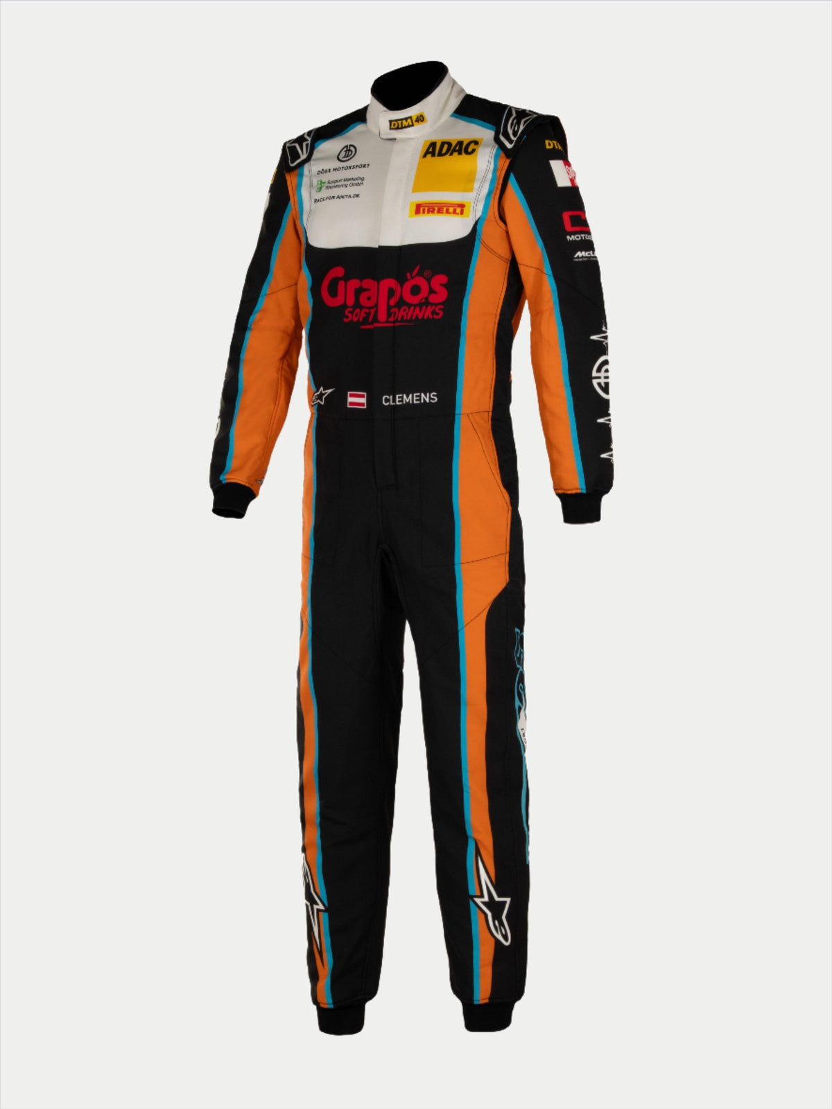 Alpinestars Tech Vision V3 Custom Suit, professioneel autoracepak, zwart met oranje en witte panelen en lichtblauwe accenten, voorzien van aangepaste sponsorlogo's en coureursnaam 'CLEMENS', brandvertragende Nomex-constructie
