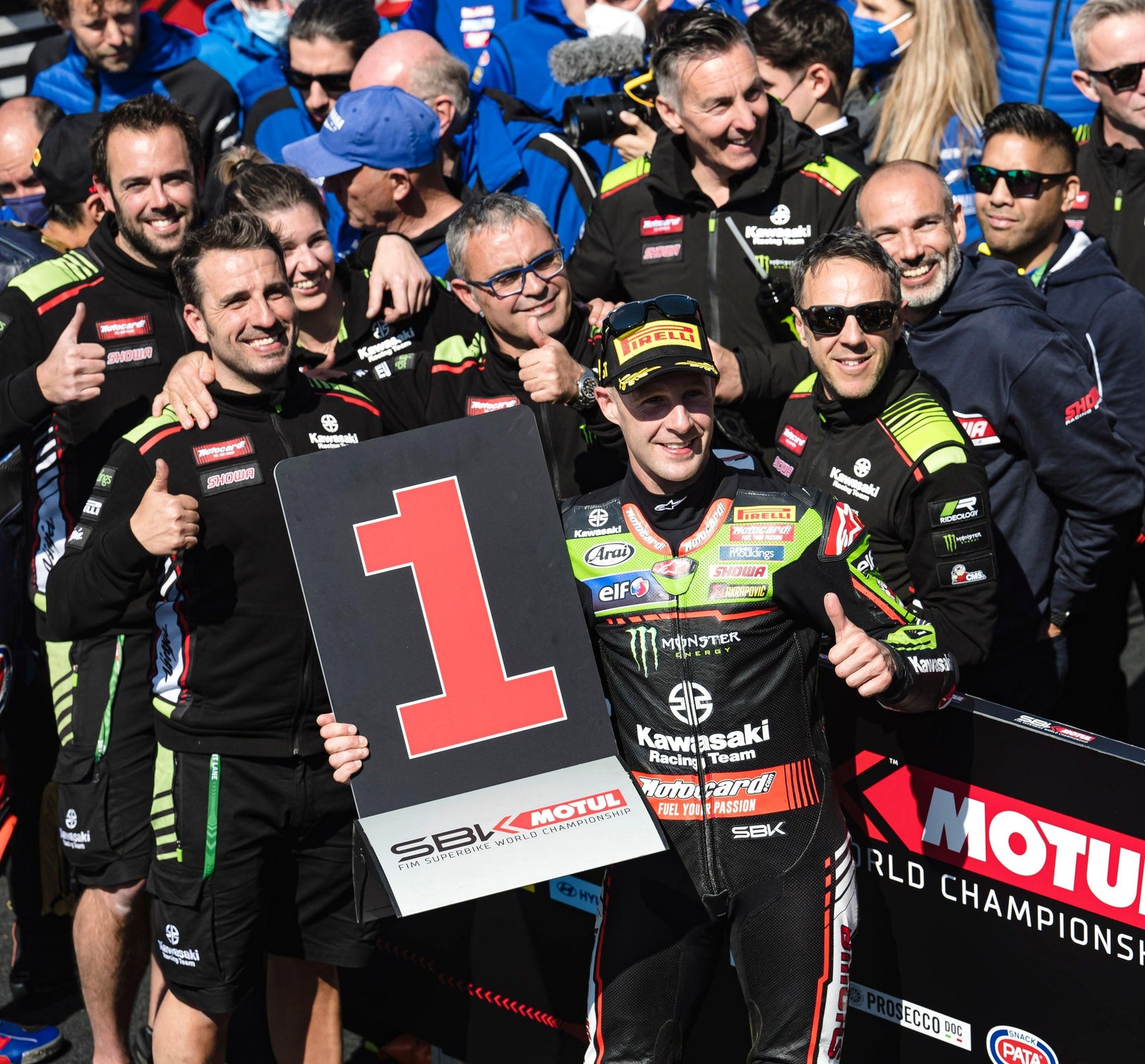 Jonathan Rea atteint un nouveau jalon alors qu'il remporte deux victoires dans le monde de la course à Superbike à Assen, aux Pays-Bas,