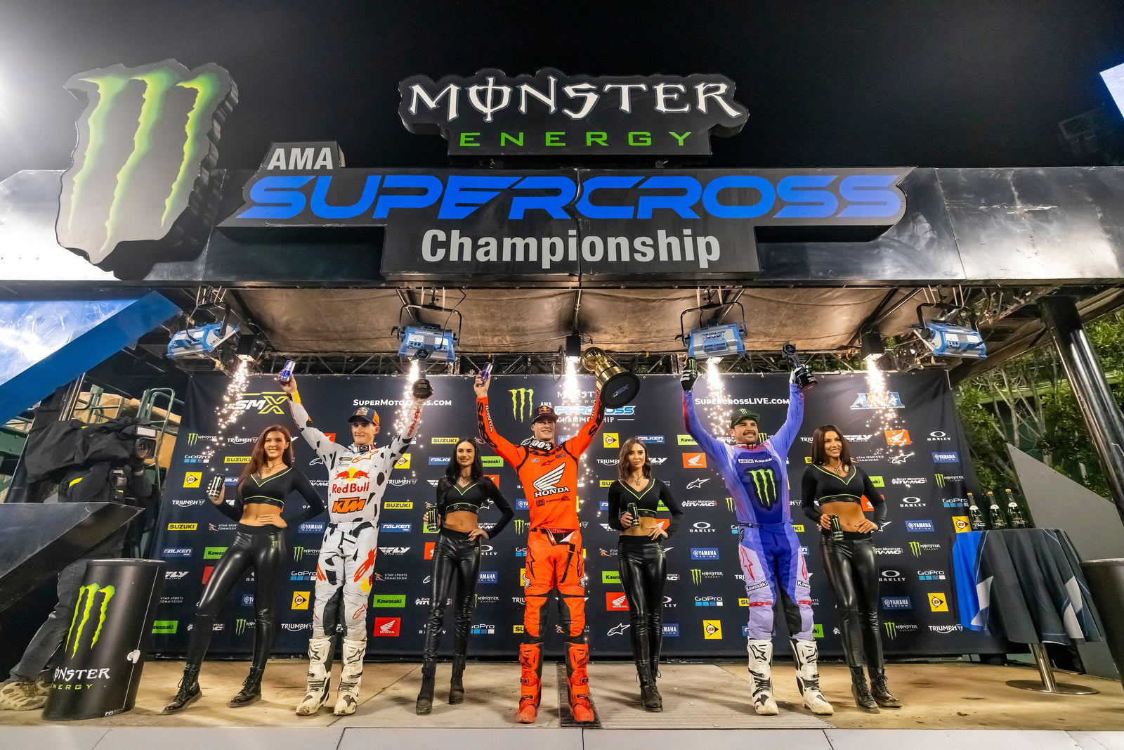 ALPINESTARS DANS LE TOP ALORS QUE JETT LAWRENCE DOMINE L'OUVERTURE DU 450SX À ANAHEIM 1 EN CALIFORNIE