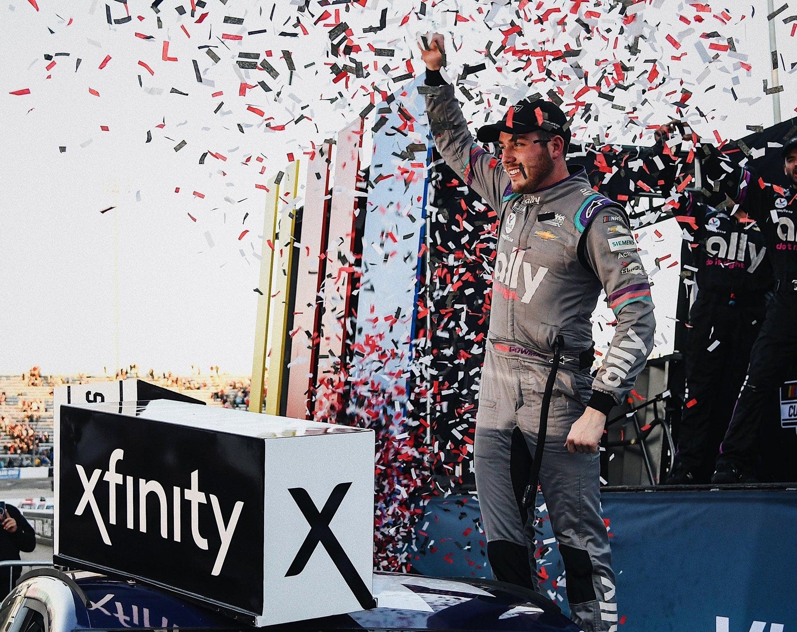 Alex Bowman Powers à la victoire de la Coupe NASCAR à Martinsville Speedway, Virginie