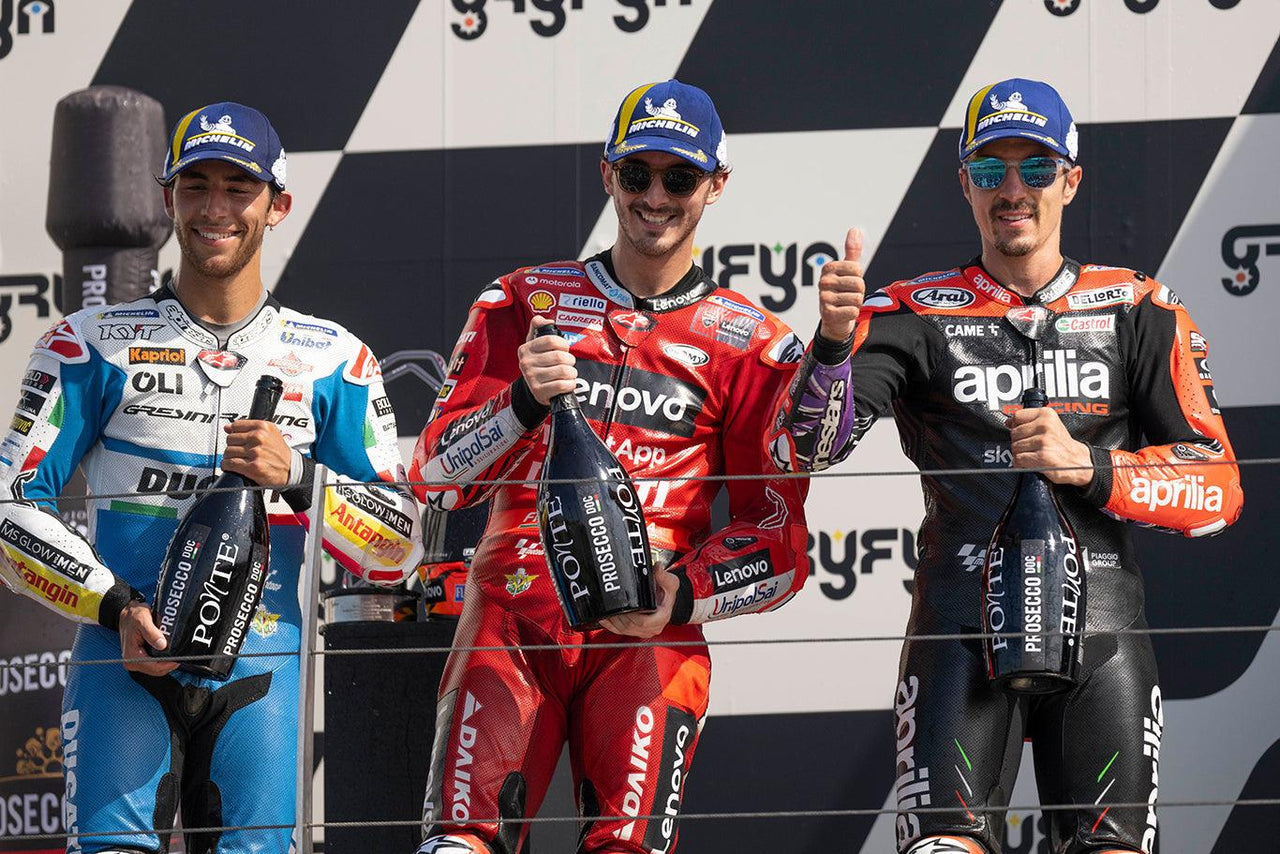 La séquence de victoires de Pecco Bagnaia se poursuit après avoir remporté sa quatrième victoire dans une rangée alors qu'Alpinestars balayait le podium avec Enea Bastianini deuxième et Maverick Vinales troisième à Misano Adriatico, Italie