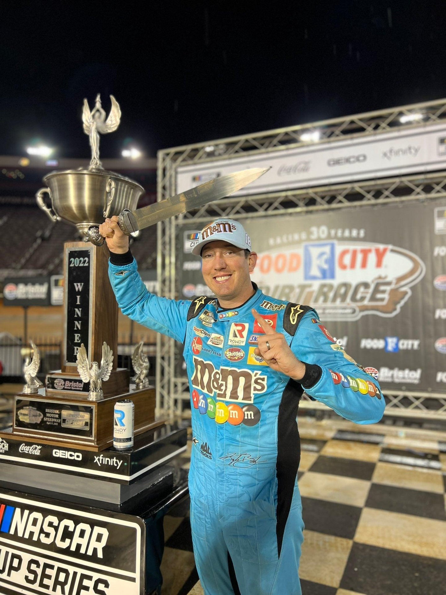 Kyle Busch remporte la NASCAR Cup Dirt Race et atteint le jalon de carrière à Bristol Motor Speedway, Alabama