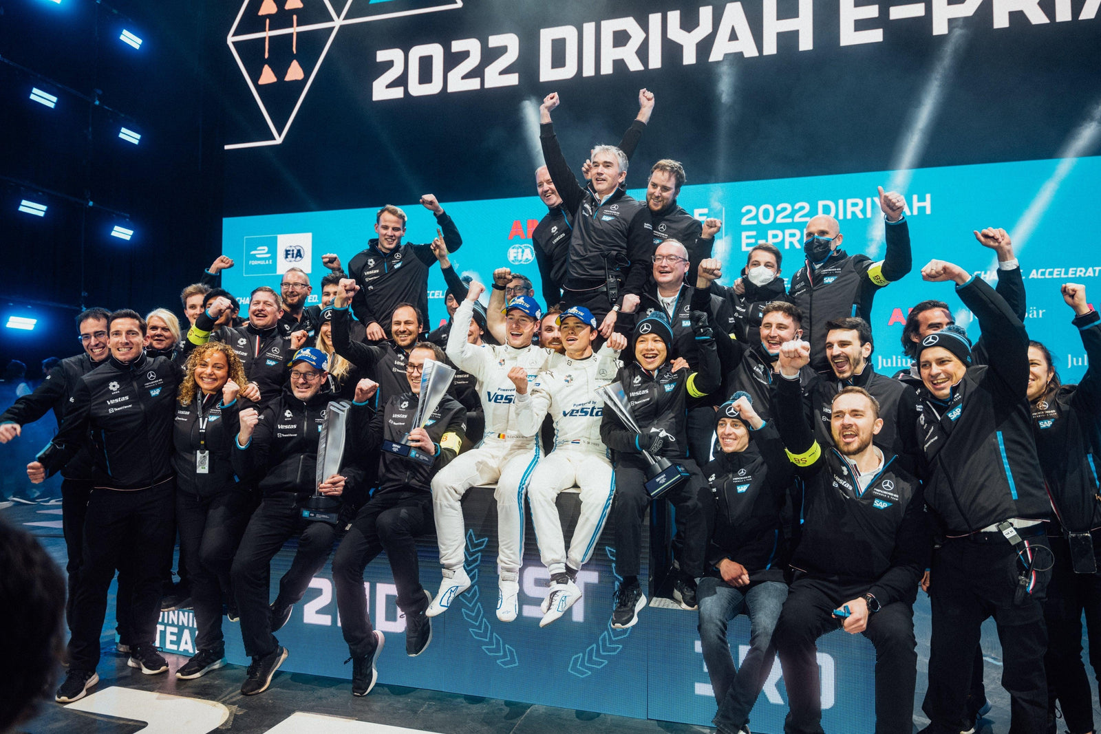 NYCK de Vries bords coéquipier Stoffel Vandoorne dans Diriyah Fia Formula E-Prix Thriller en Arabie saoudite