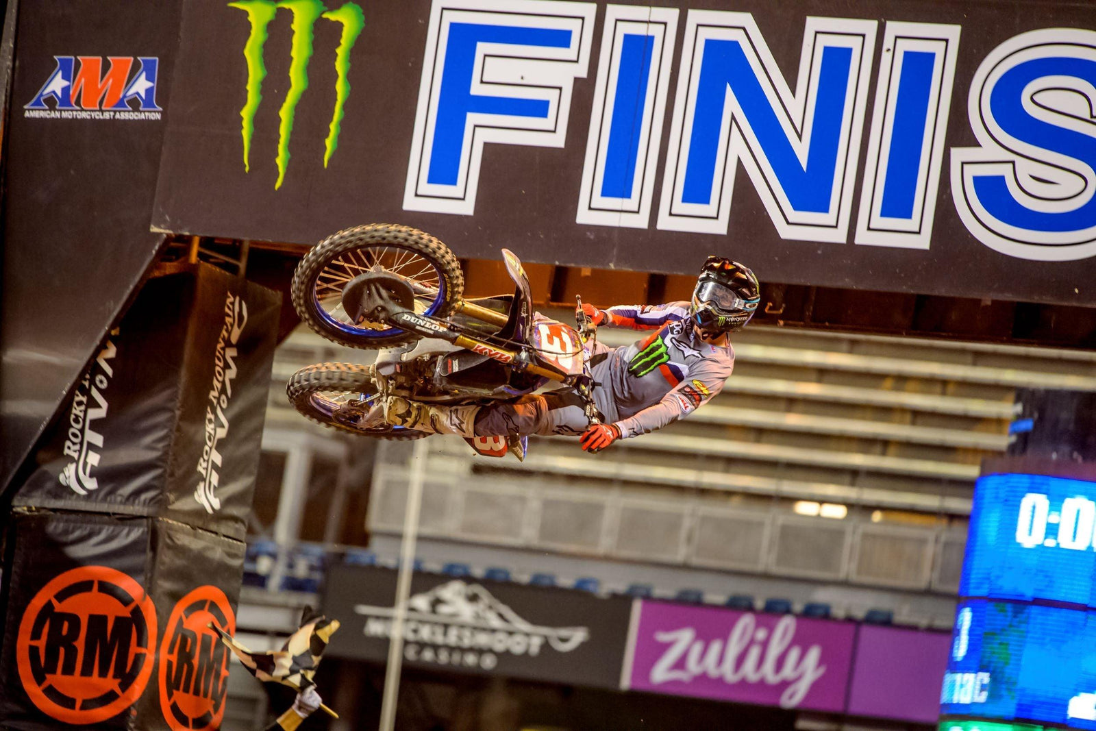 Alpinestars 1,2,3 als Eli Tomac gewinnt das fünfte AMA 450SX -Hauptereignis in Folge in Lumen Field, Seattle, Seattle