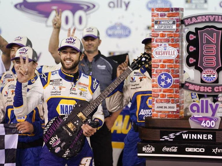 Chase Elliott führt den NASCAR Cup-Sieg in Nashville, als Kurt Busch 1-2 Finish für Alpinestars beendet