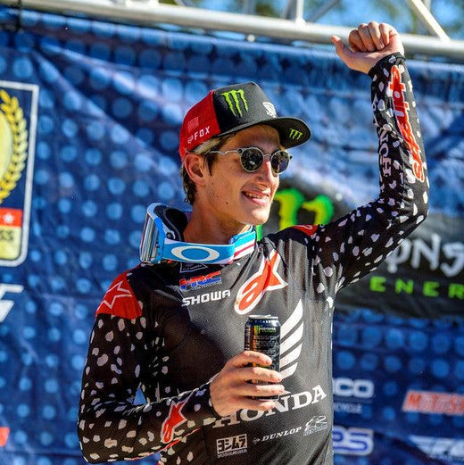 Chase Sexton gewinnt insgesamt, als Alpinestars AMA 450 Pro Motocross Podium mit Eli Tomac Second und Jason Anderson in Washougal, Washington