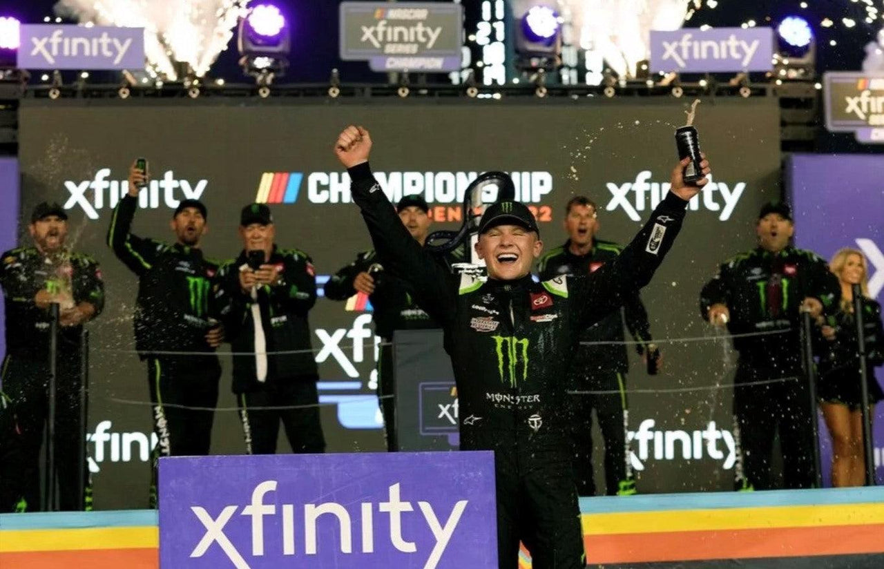 La recrue de la série NASCAR XFINITY, Ty Gibbs, est couronnée champion 2022 après avoir remporté la course finale de l'année dans le championnat Alpinestars 1-2 avec Noah Gragson deuxième à Phoenix Raceway, Arizona