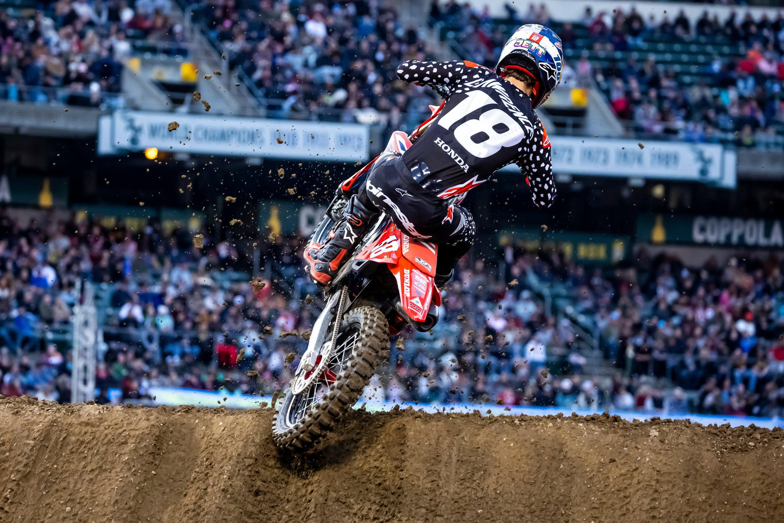 Jett Lawrence de haut vol dans une classe à lui dans la course à Oakland 250SX à Oakland