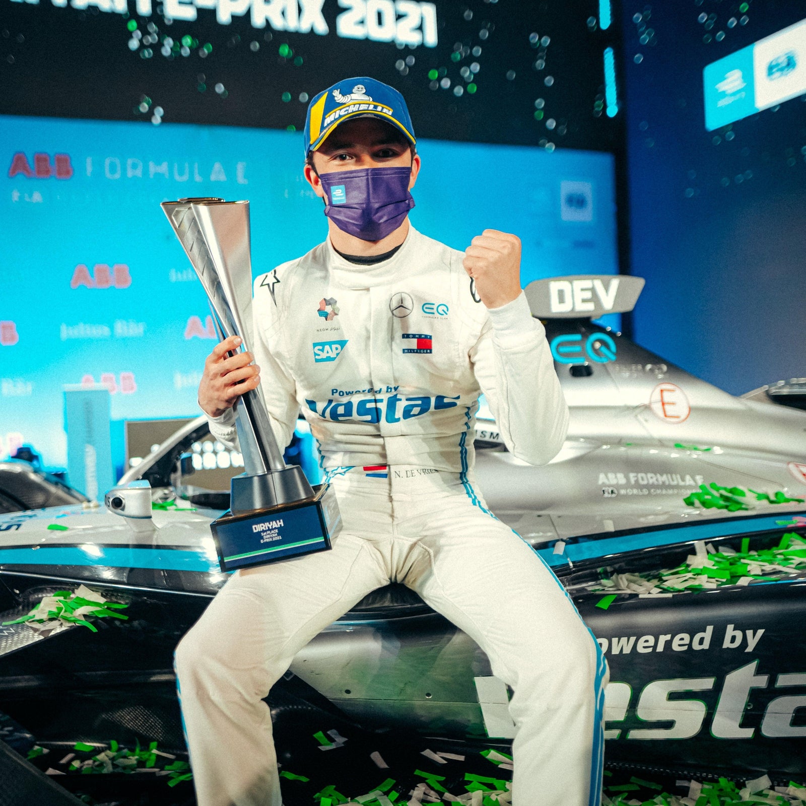 NYck de Vries dominiert die Saisoneröffnungsformel E-Prix in Saudi-Arabien; Mitch Evans Mächte auf den dritten Platz