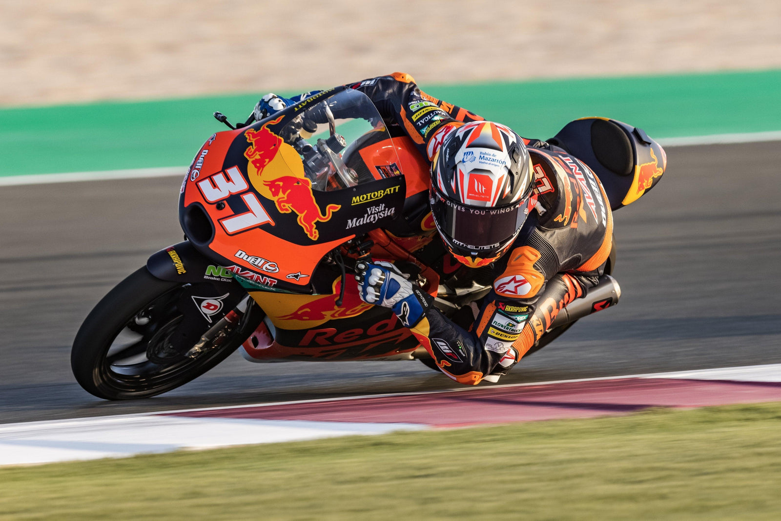 La recrue chaude rouge Pedro Acosta offre une masterclass de conduite à la victoire de Moto3 de Moto3 de Pitlane