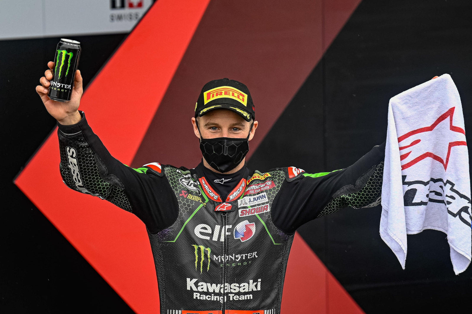 Jonathan Rea brille dans le moulin à Magny Cours pour remporter la course WSBK Superpole; Michael van der Mark Troisième