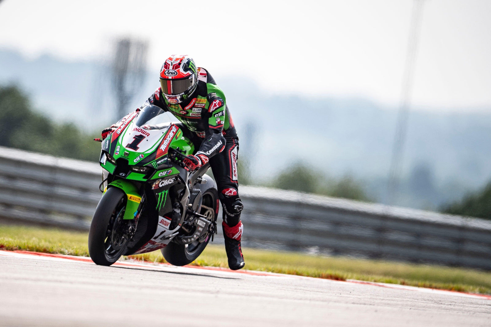 Jonathan Rea Imperious en Superpole Race à Donington Park, en Angleterre; Michael van der Mark Troisième