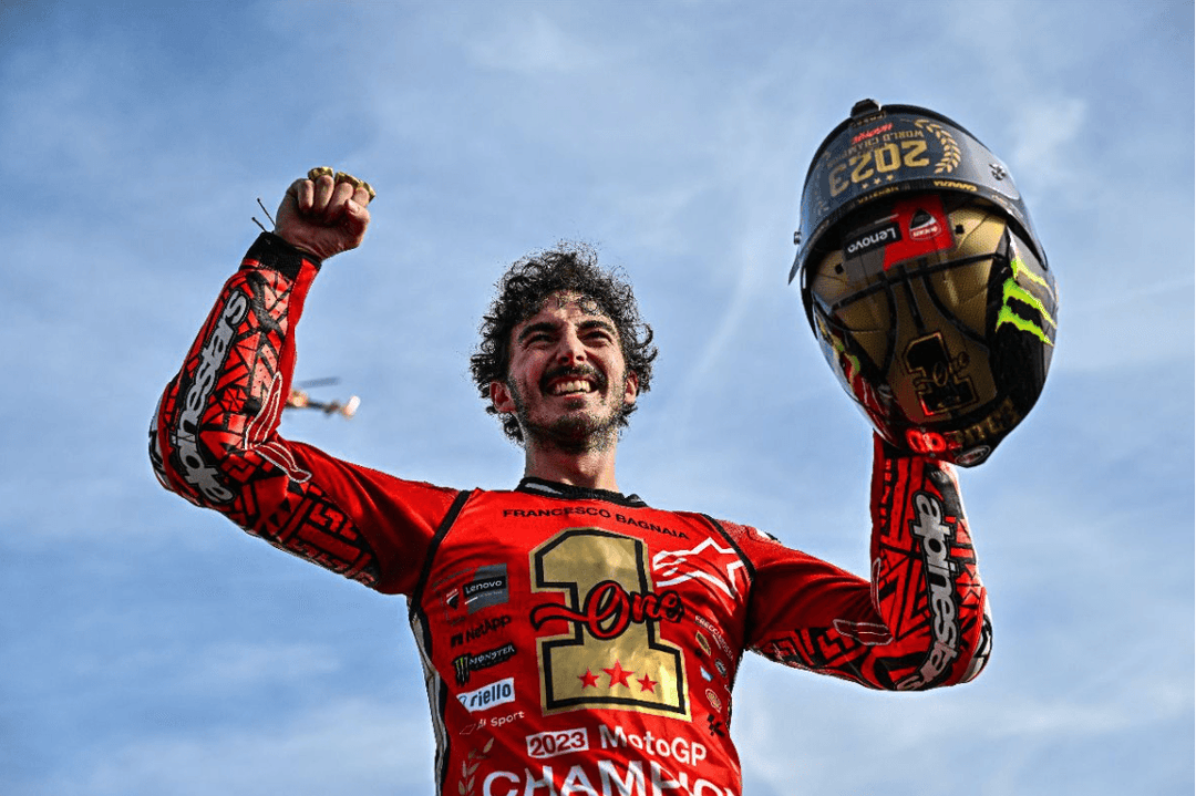 L'IMPECCABLE PECCO BAGNAIA SCELLE LE TITRE MONDIAL MOTOGP AVEC UNE VICTOIRE DE GRANDE CLASSE EN FINALE DE SAISON À VALENCE, ESPAGNE