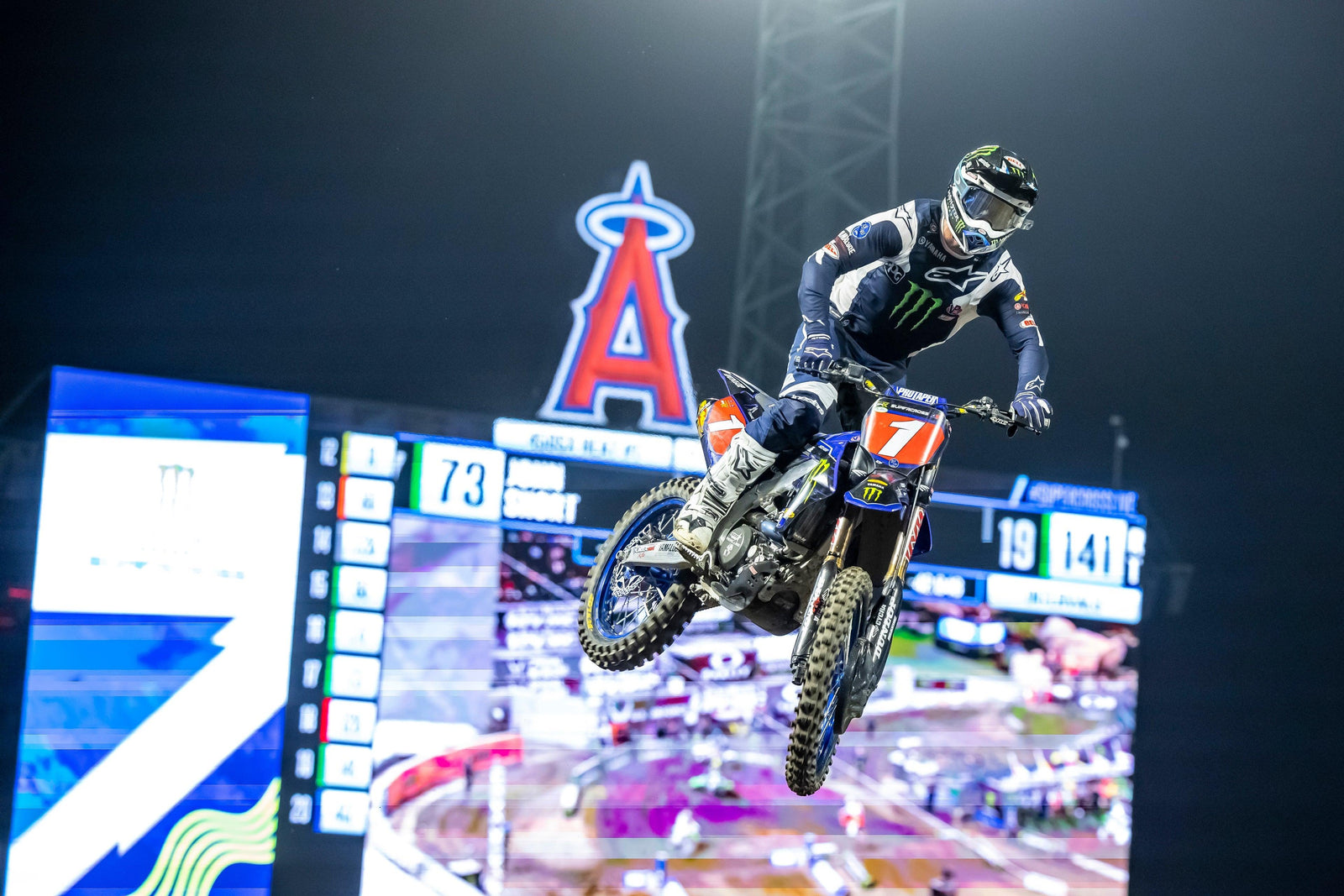 Alpinestars Podium Lock-Out tandis que Eli Tomac de haut vol atteint une victoire de 450SX à Anaheim 1 en ouvre de la saison dramatique en Californie